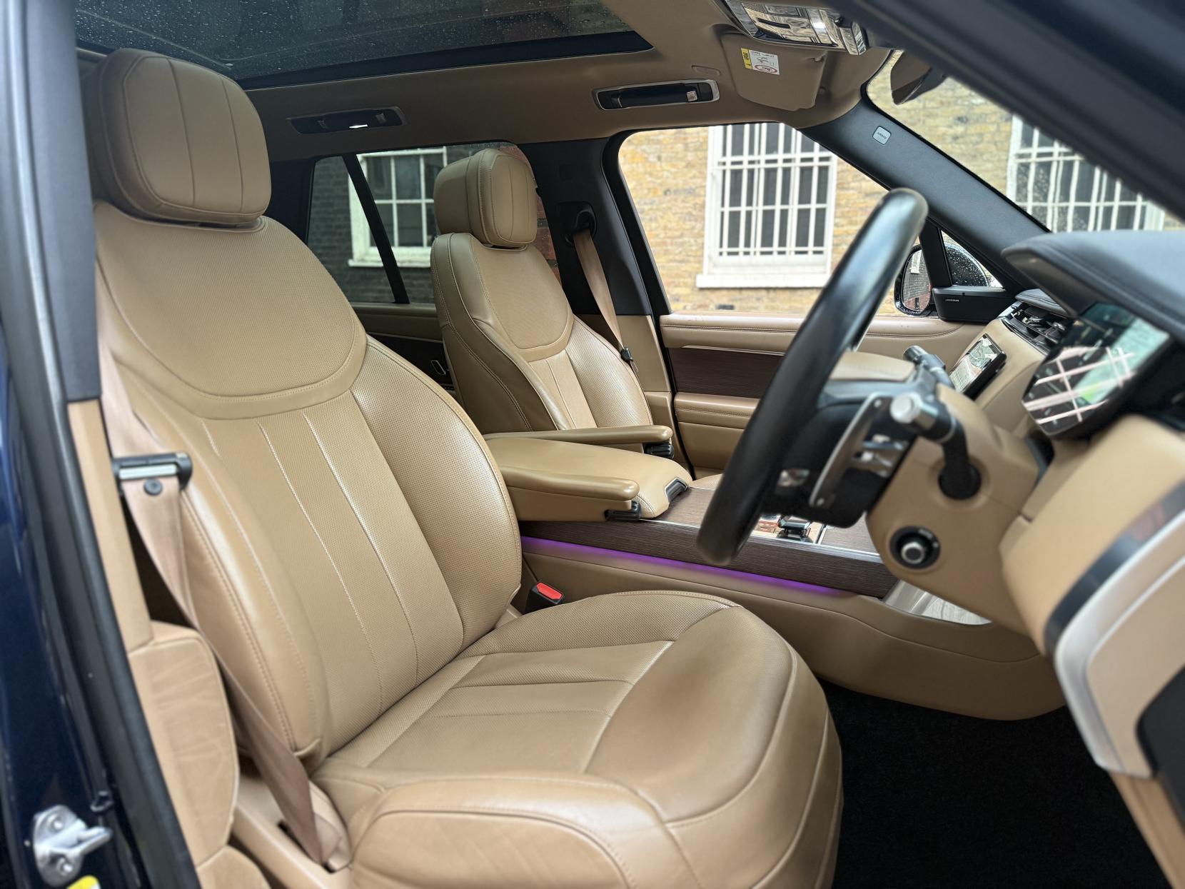 Land Rover Range Rover 3.0 D300 MHEV SE SUV 5dr Diesel Auto 4WD Euro 6 (s/s) (300 ps)