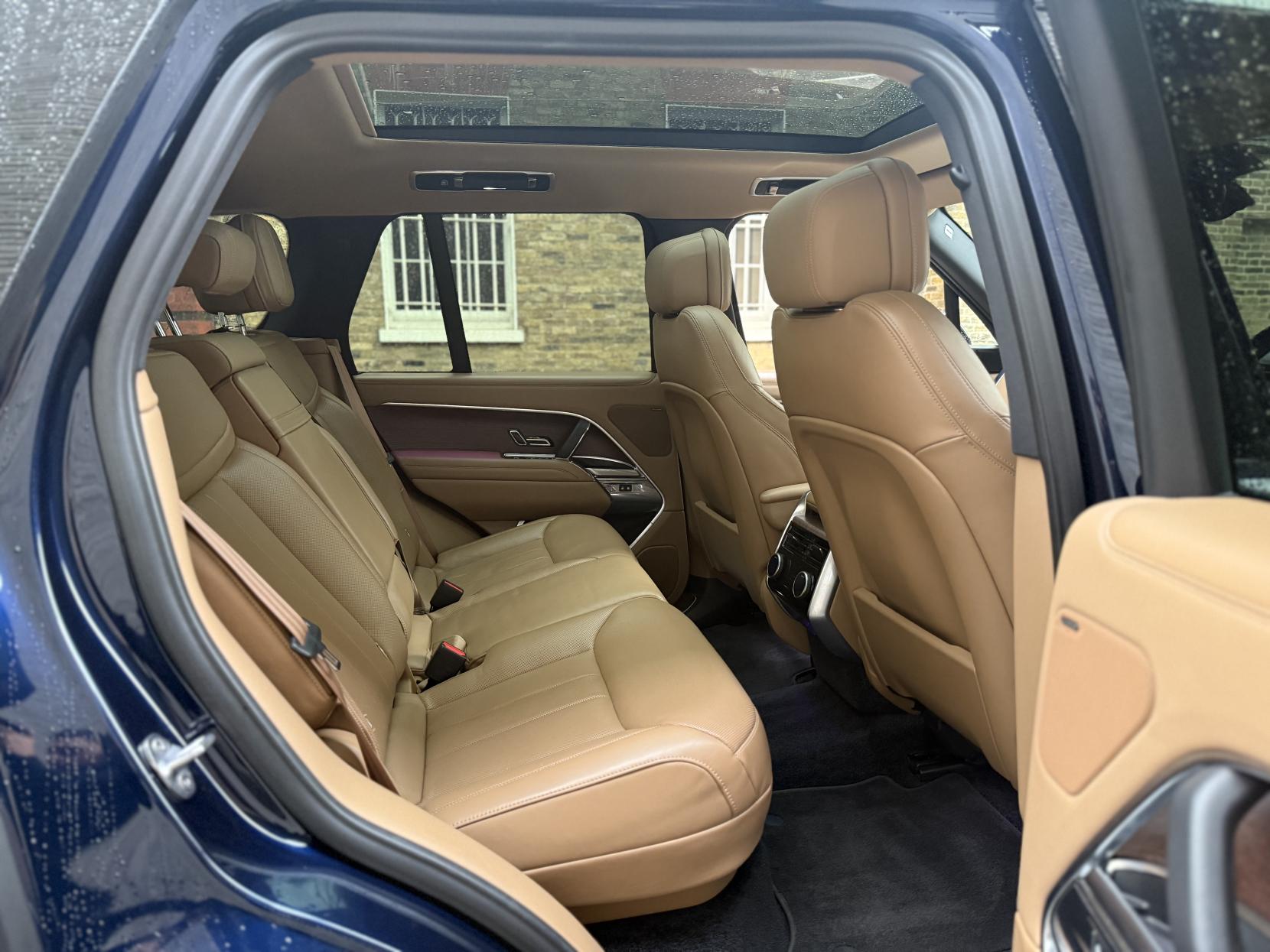 Land Rover Range Rover 3.0 D300 MHEV SE SUV 5dr Diesel Auto 4WD Euro 6 (s/s) (300 ps)