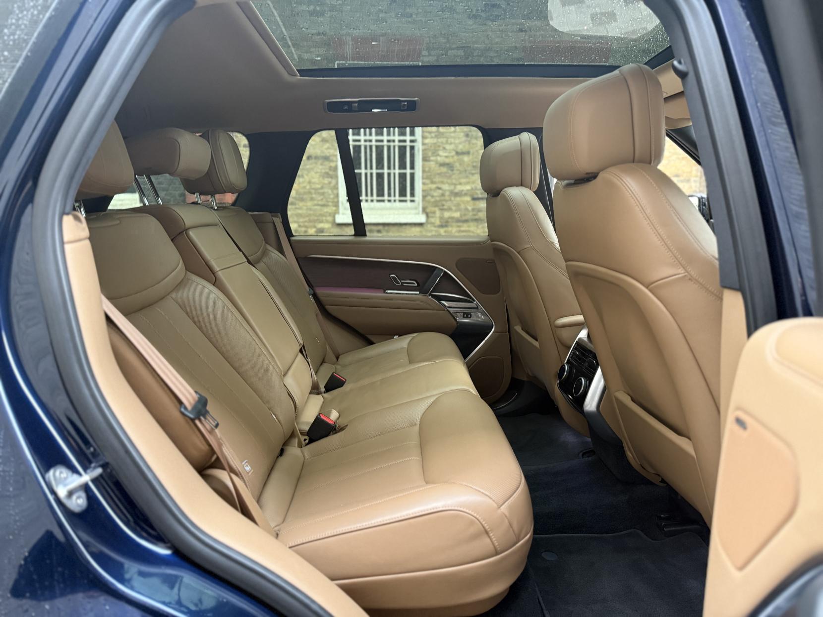 Land Rover Range Rover 3.0 D300 MHEV SE SUV 5dr Diesel Auto 4WD Euro 6 (s/s) (300 ps)