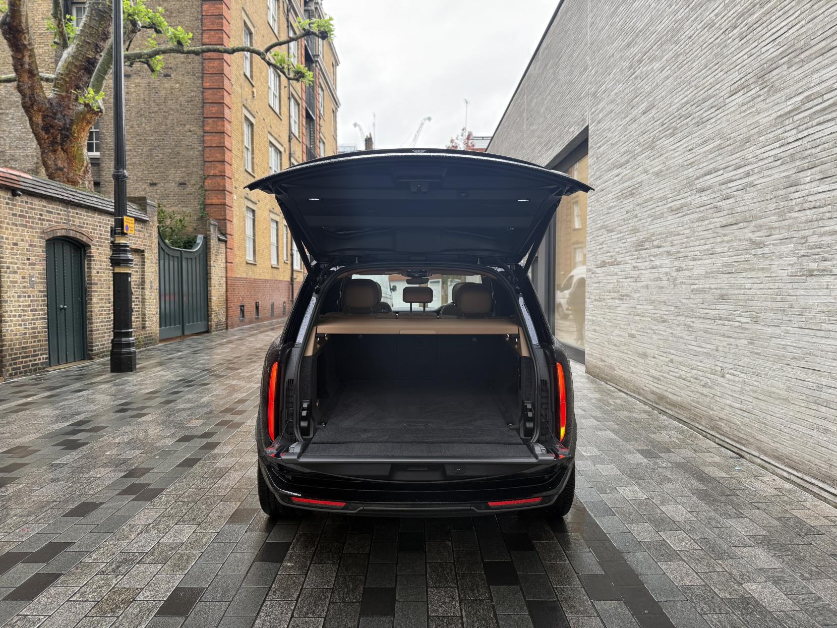 Land Rover Range Rover 3.0 D300 MHEV SE SUV 5dr Diesel Auto 4WD Euro 6 (s/s) (300 ps)