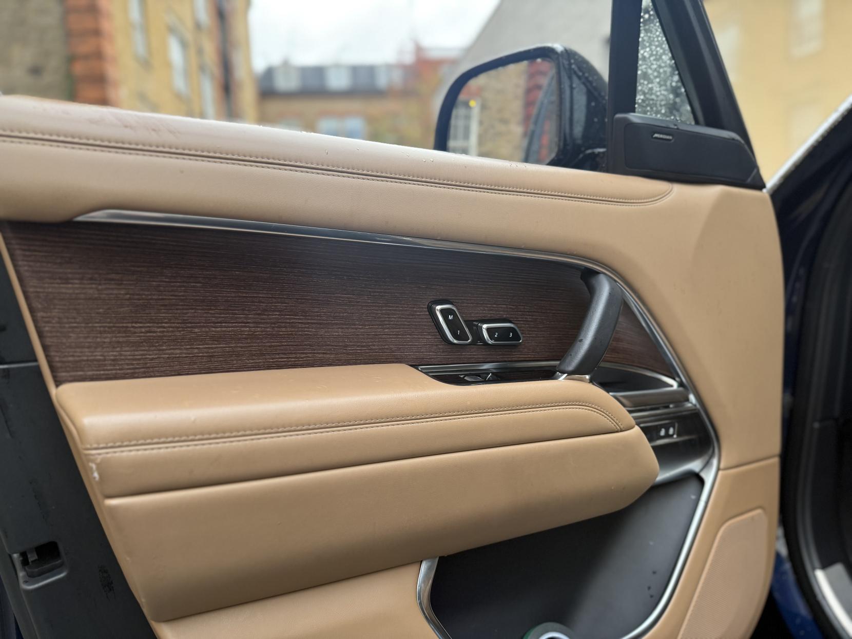 Land Rover Range Rover 3.0 D300 MHEV SE SUV 5dr Diesel Auto 4WD Euro 6 (s/s) (300 ps)