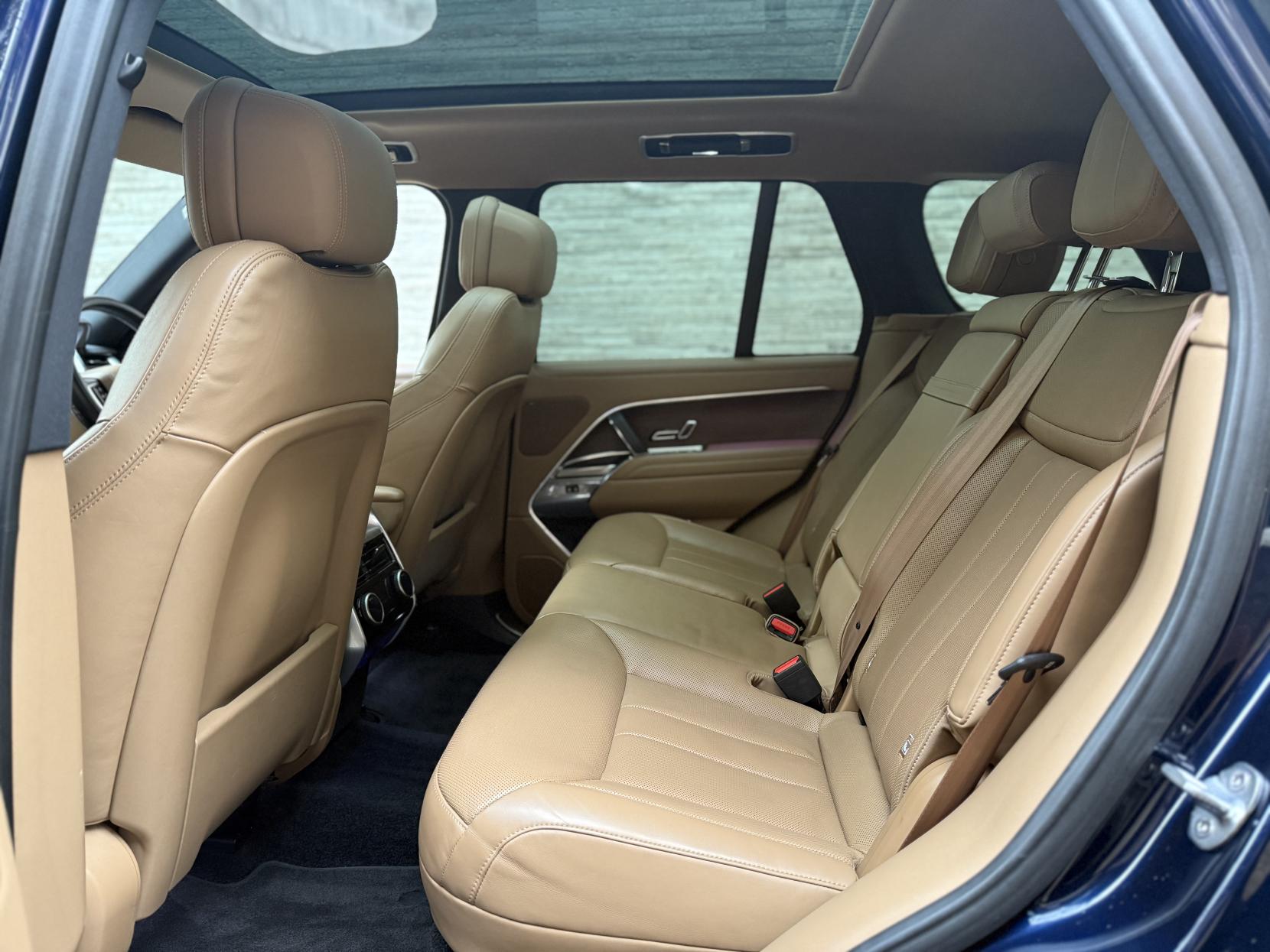 Land Rover Range Rover 3.0 D300 MHEV SE SUV 5dr Diesel Auto 4WD Euro 6 (s/s) (300 ps)