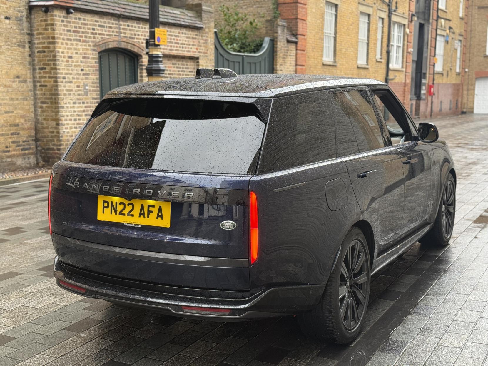 Land Rover Range Rover 3.0 D300 MHEV SE SUV 5dr Diesel Auto 4WD Euro 6 (s/s) (300 ps)