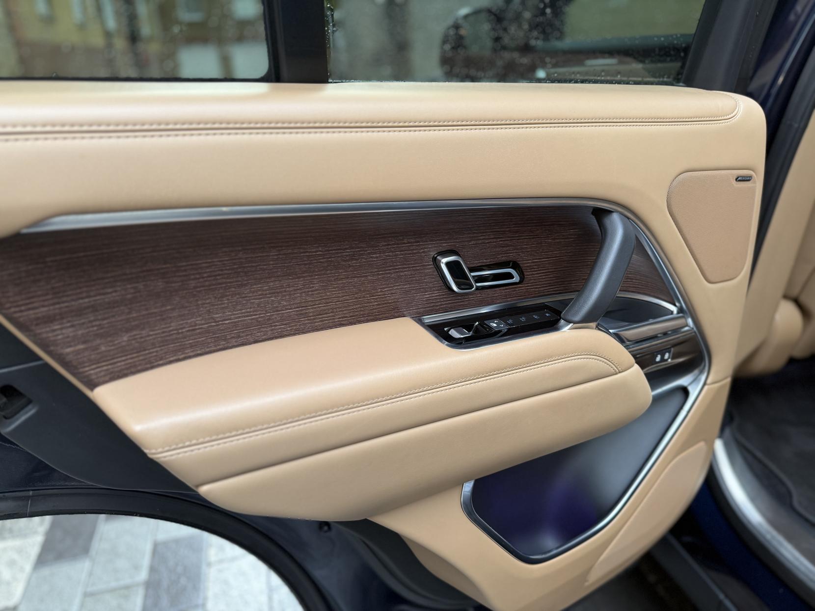 Land Rover Range Rover 3.0 D300 MHEV SE SUV 5dr Diesel Auto 4WD Euro 6 (s/s) (300 ps)