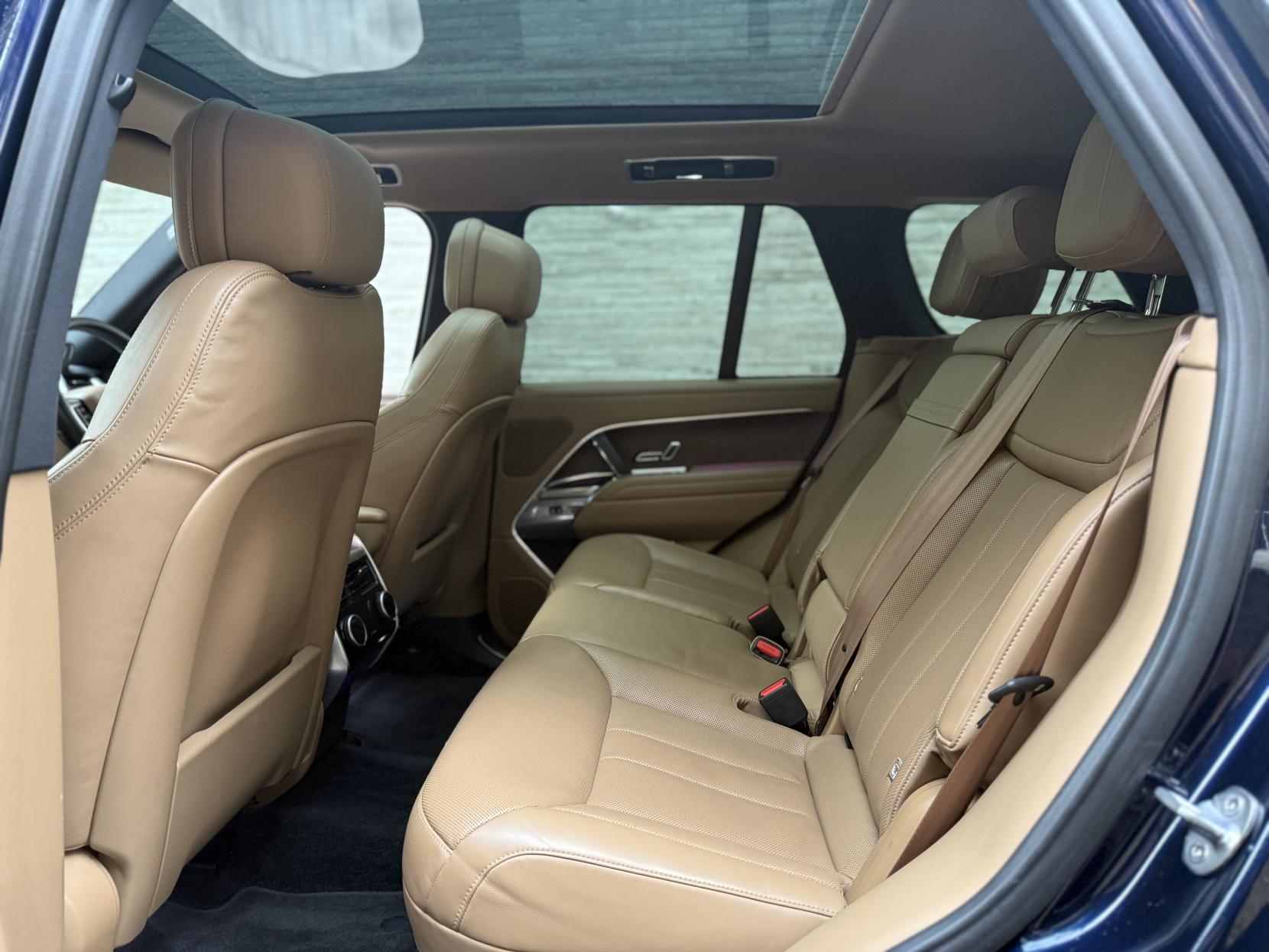 Land Rover Range Rover 3.0 D300 MHEV SE SUV 5dr Diesel Auto 4WD Euro 6 (s/s) (300 ps)