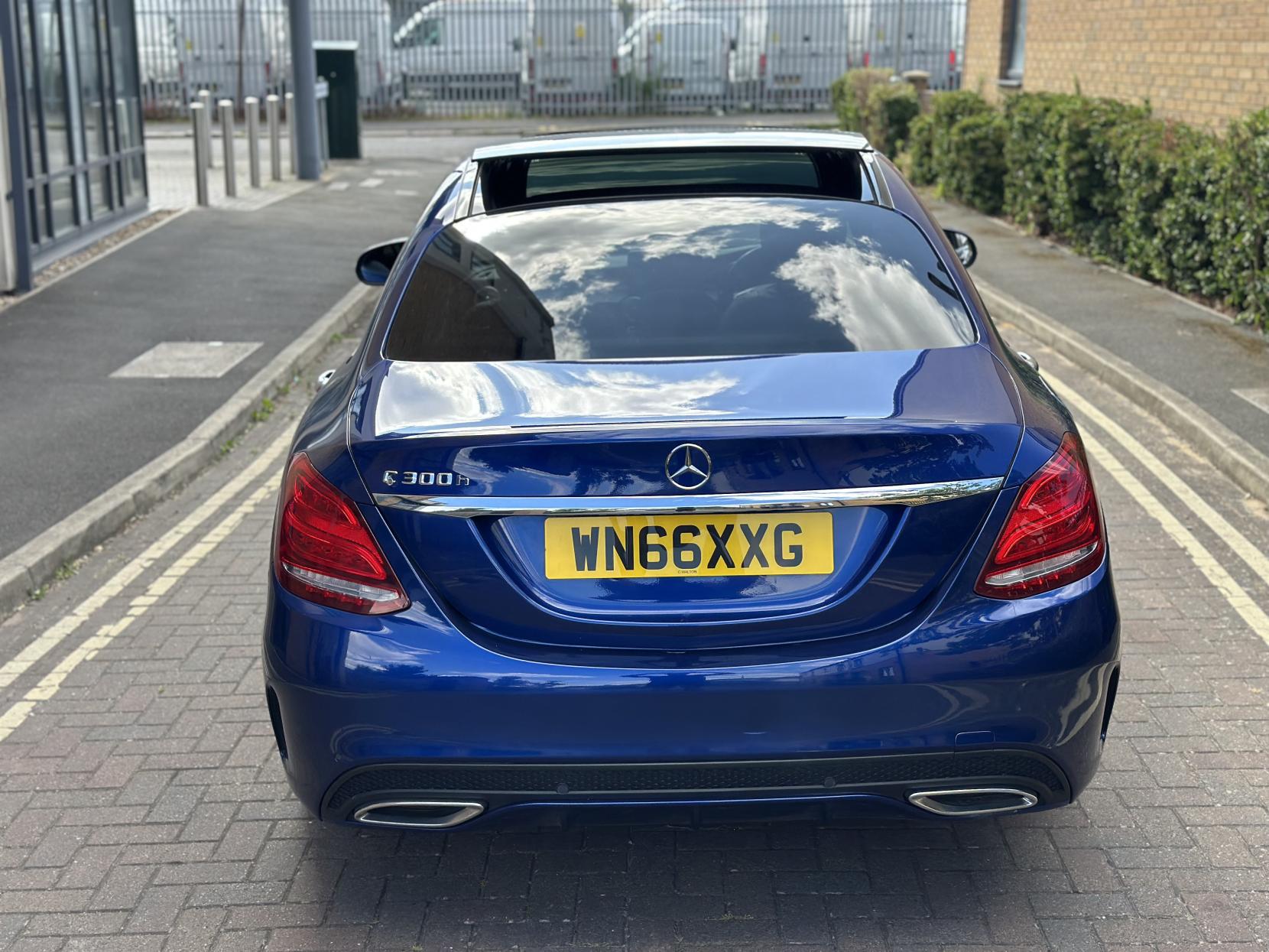 Mercedes-Benz C Class 2.1 C300dh AMG Line (Premium Plus) Saloon 4dr Diesel Hybrid G-Tronic+ Euro 6 (s/s) (231 ps)