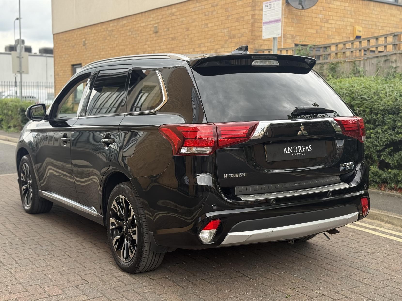 Mitsubishi Outlander 2.0h 12kWh 5hs SUV 5dr Petrol Plug-in Hybrid CVT 4WD Euro 6 (s/s) (200 ps)