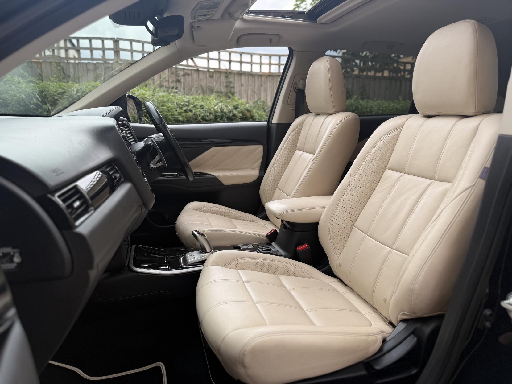 Mitsubishi Outlander 2.0h 12kWh 5hs SUV 5dr Petrol Plug-in Hybrid CVT 4WD Euro 6 (s/s) (200 ps)