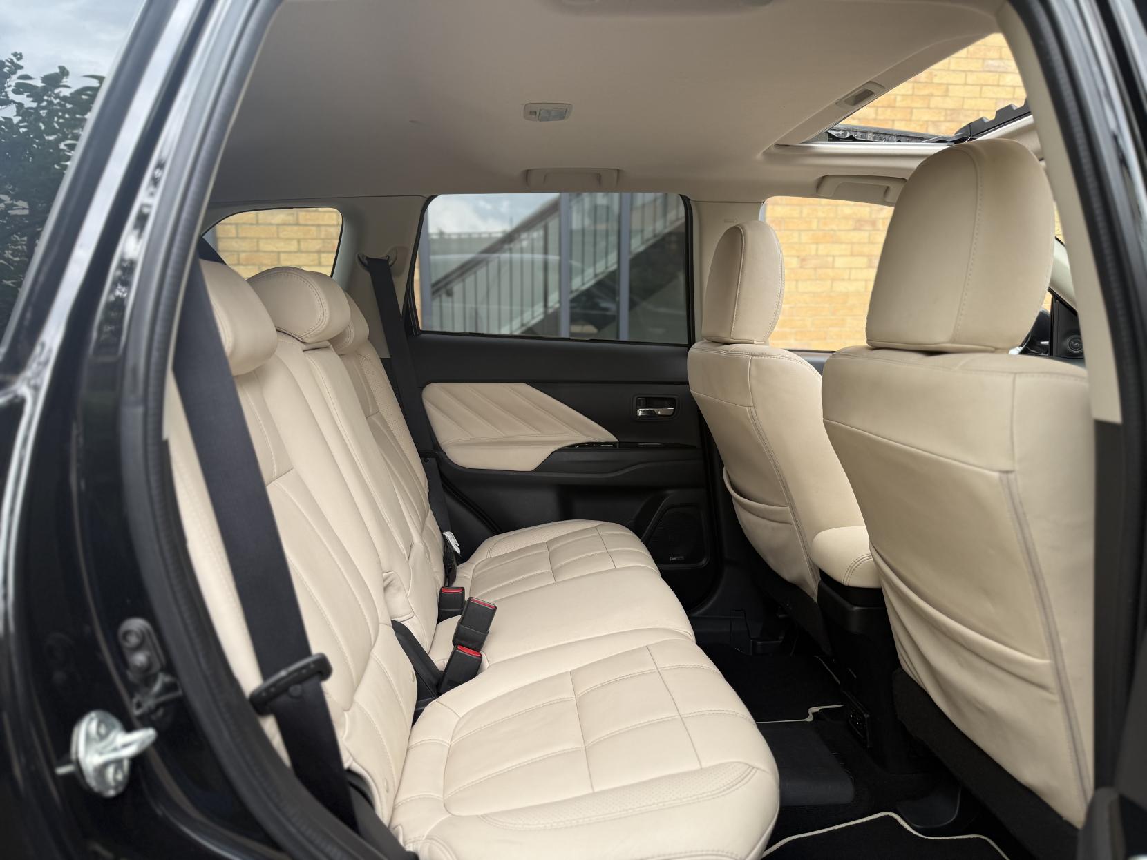 Mitsubishi Outlander 2.0h 12kWh 5hs SUV 5dr Petrol Plug-in Hybrid CVT 4WD Euro 6 (s/s) (200 ps)