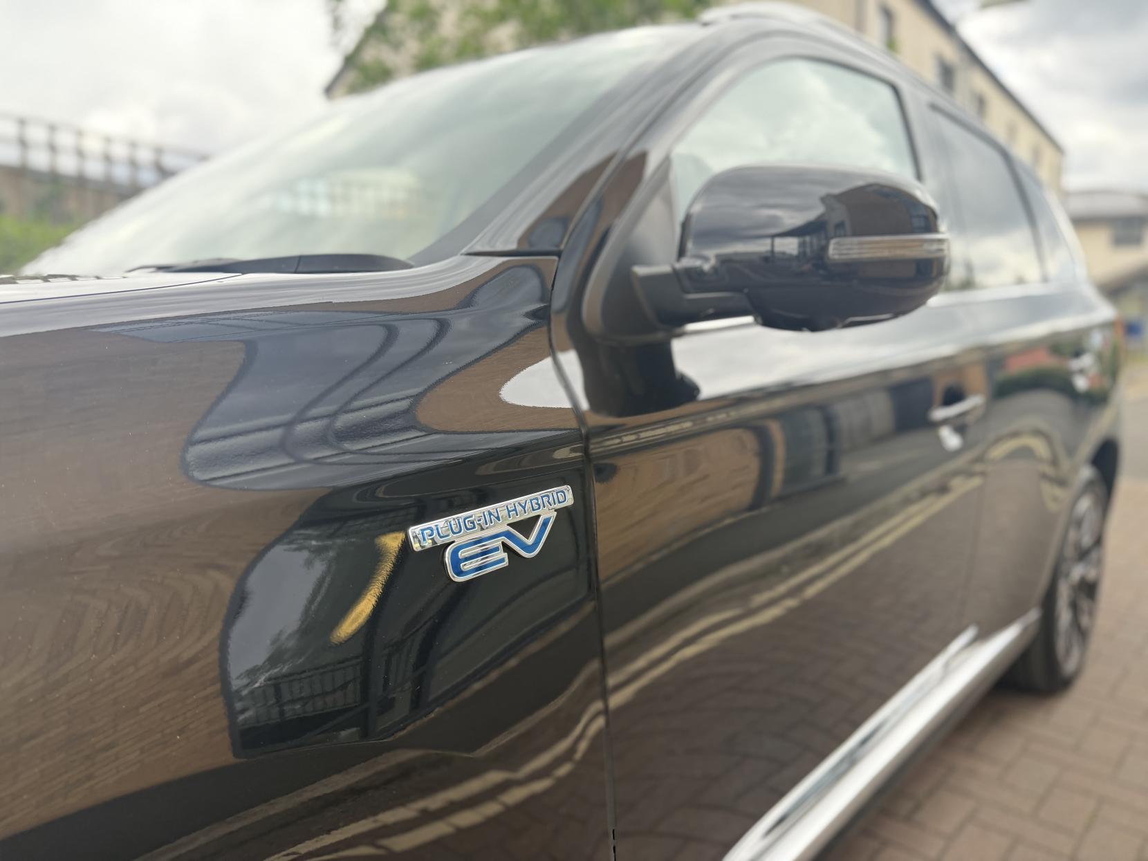 Mitsubishi Outlander 2.0h 12kWh 5hs SUV 5dr Petrol Plug-in Hybrid CVT 4WD Euro 6 (s/s) (200 ps)