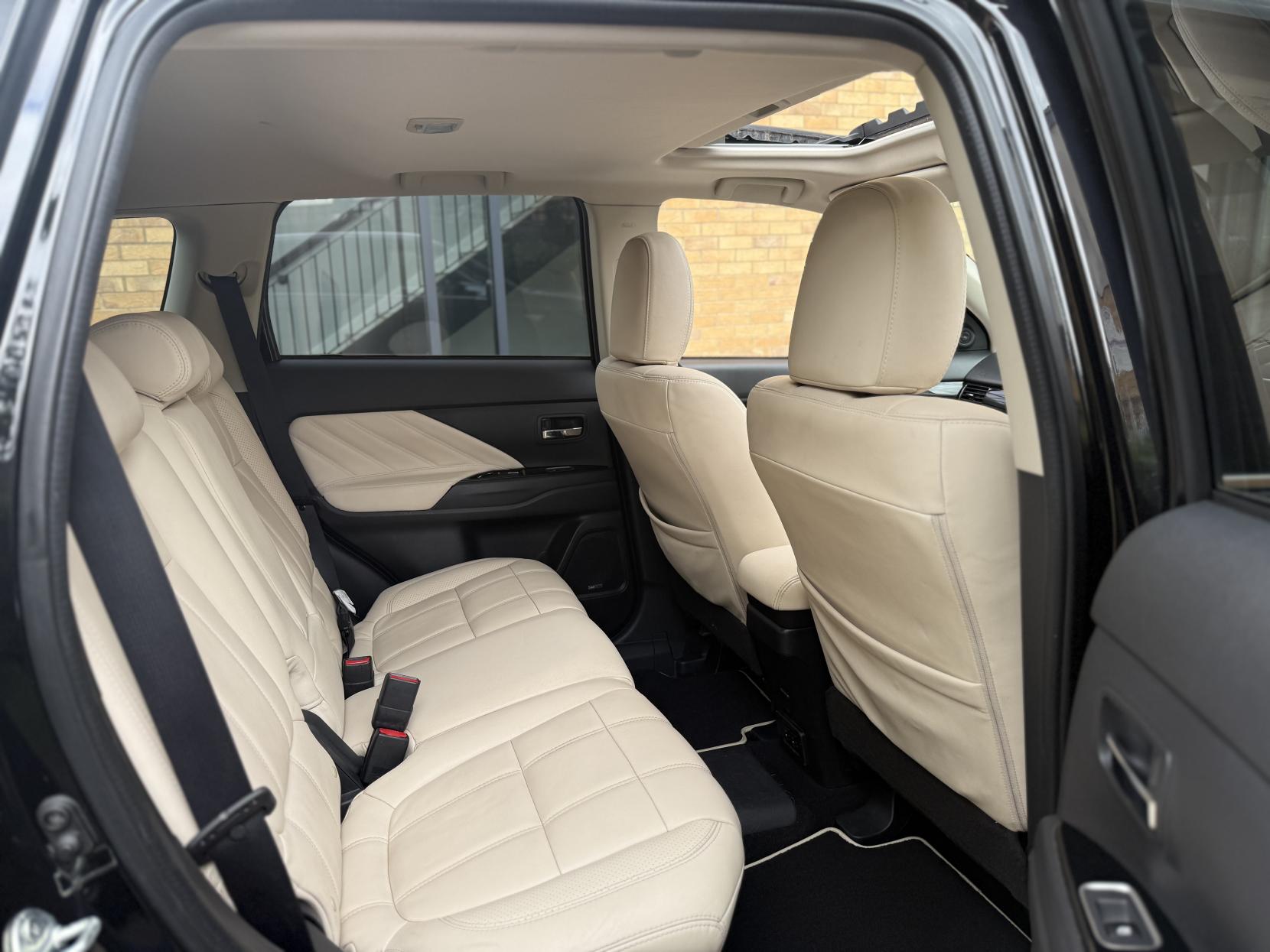Mitsubishi Outlander 2.0h 12kWh 5hs SUV 5dr Petrol Plug-in Hybrid CVT 4WD Euro 6 (s/s) (200 ps)