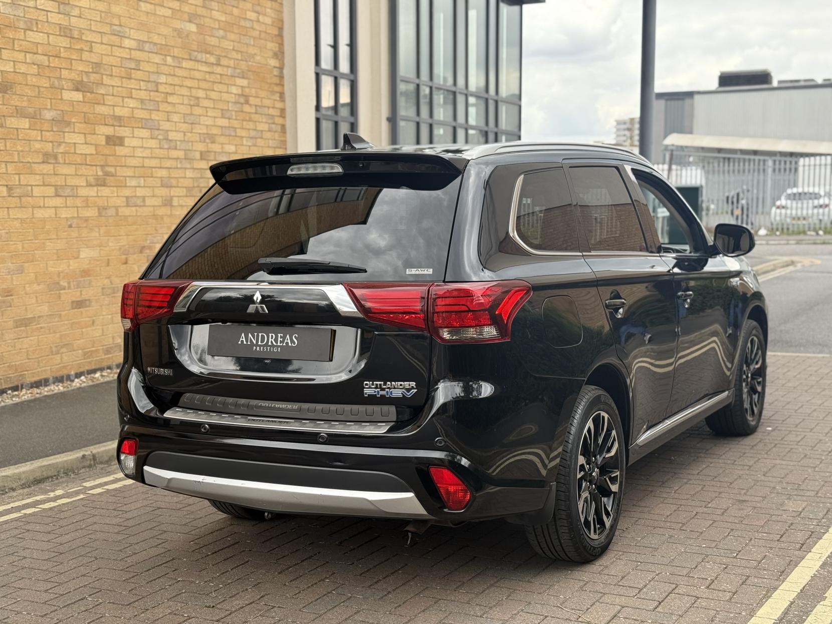 Mitsubishi Outlander 2.0h 12kWh 5hs SUV 5dr Petrol Plug-in Hybrid CVT 4WD Euro 6 (s/s) (200 ps)