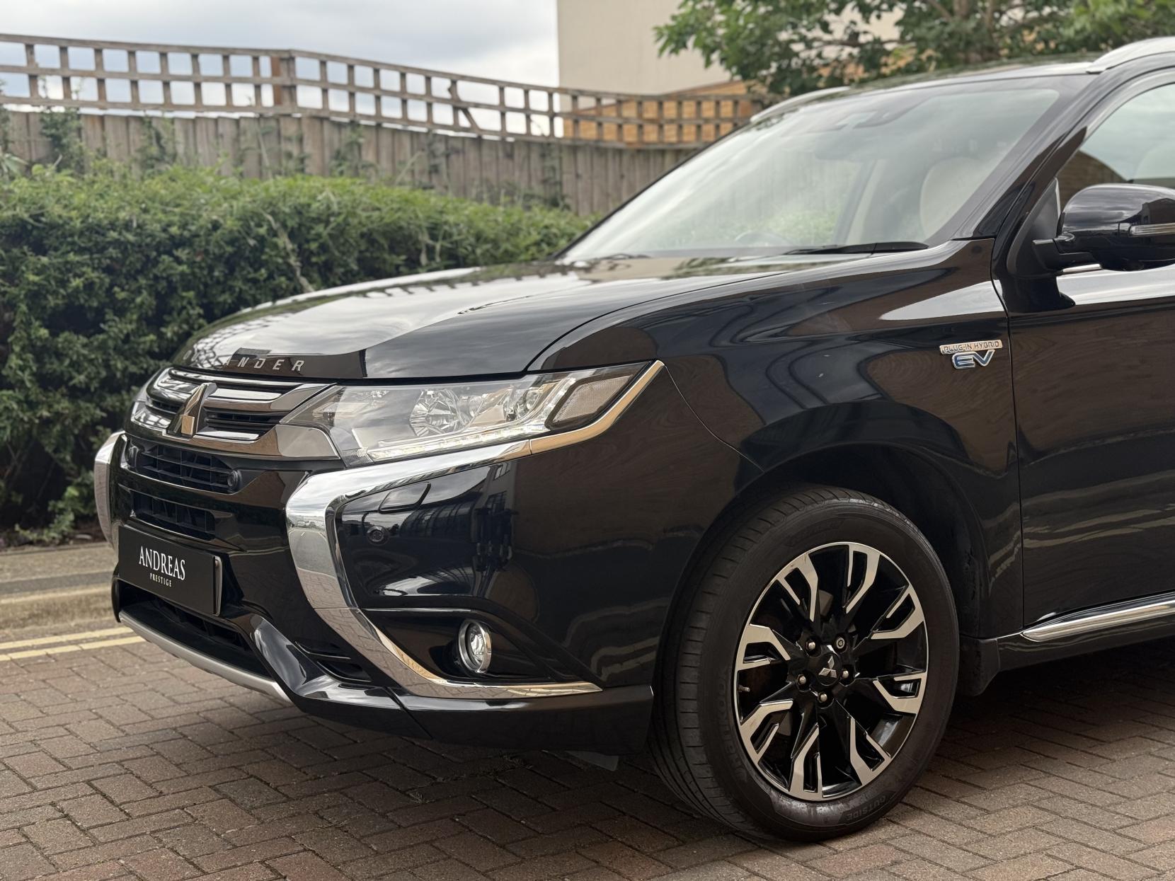 Mitsubishi Outlander 2.0h 12kWh 5hs SUV 5dr Petrol Plug-in Hybrid CVT 4WD Euro 6 (s/s) (200 ps)