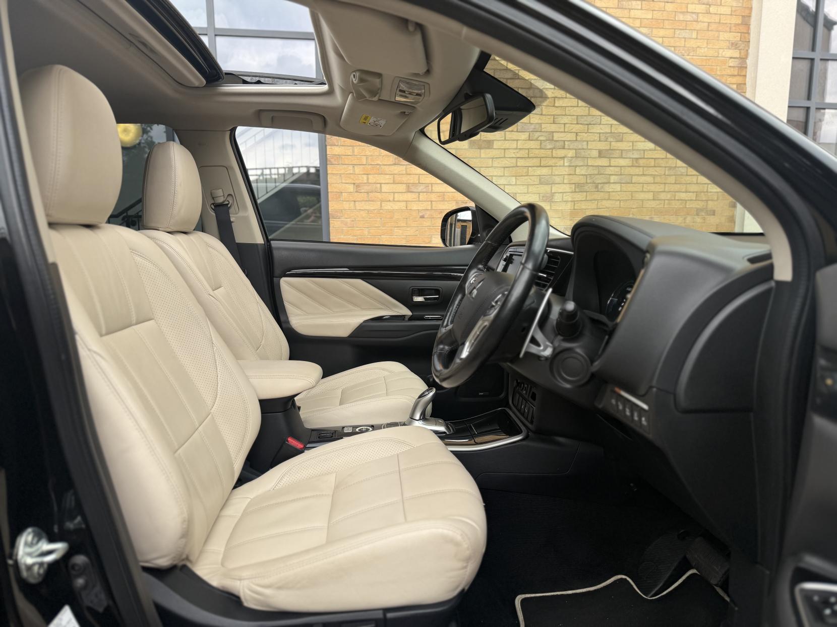 Mitsubishi Outlander 2.0h 12kWh 5hs SUV 5dr Petrol Plug-in Hybrid CVT 4WD Euro 6 (s/s) (200 ps)