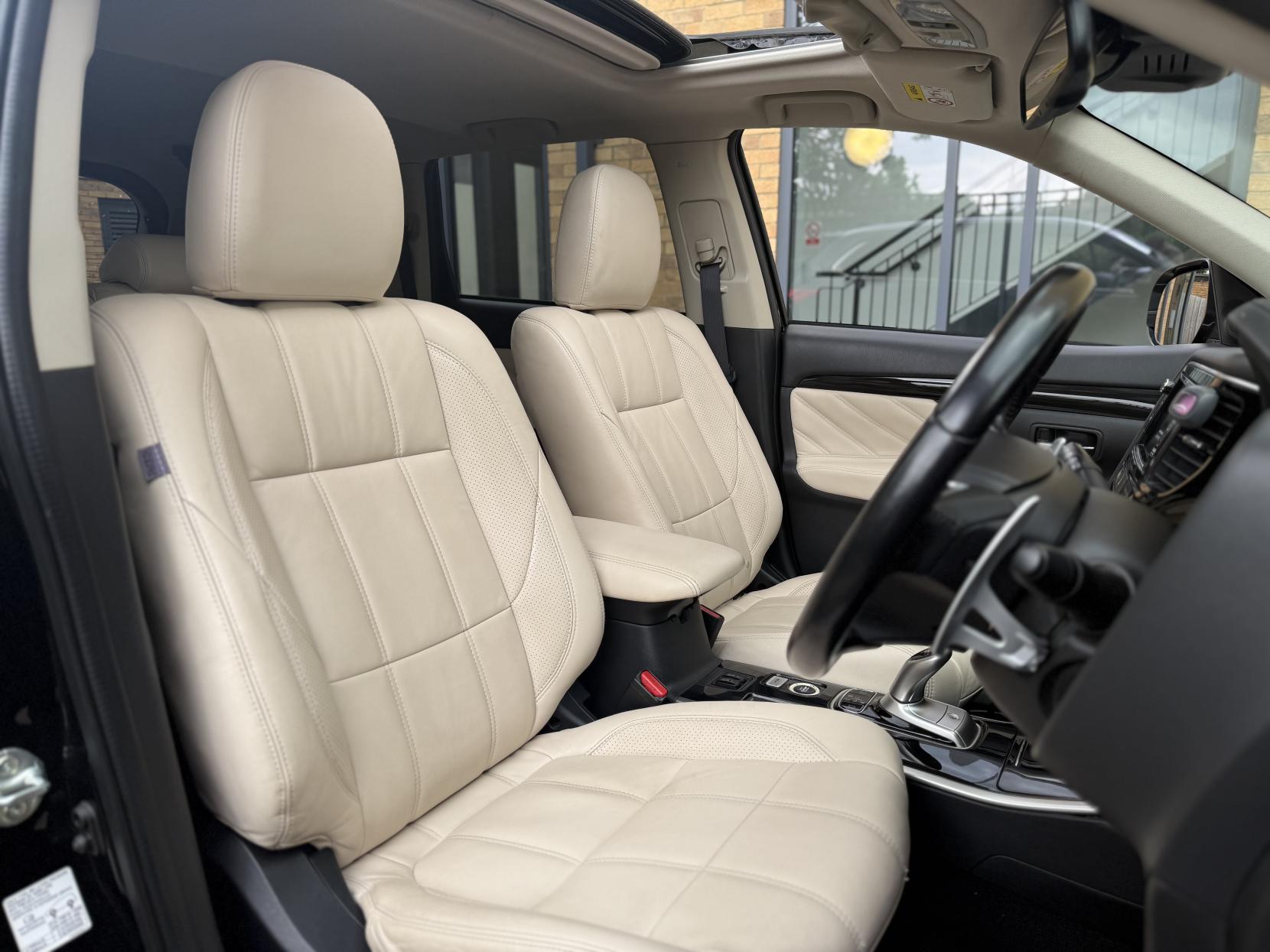 Mitsubishi Outlander 2.0h 12kWh 5hs SUV 5dr Petrol Plug-in Hybrid CVT 4WD Euro 6 (s/s) (200 ps)