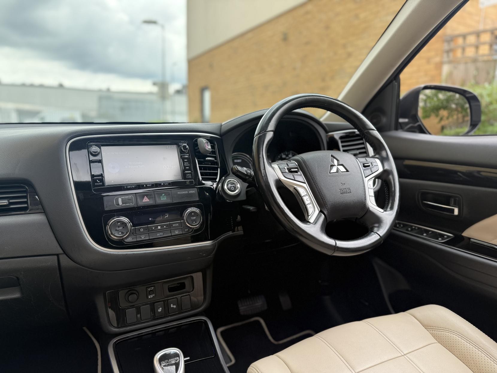 Mitsubishi Outlander 2.0h 12kWh 5hs SUV 5dr Petrol Plug-in Hybrid CVT 4WD Euro 6 (s/s) (200 ps)