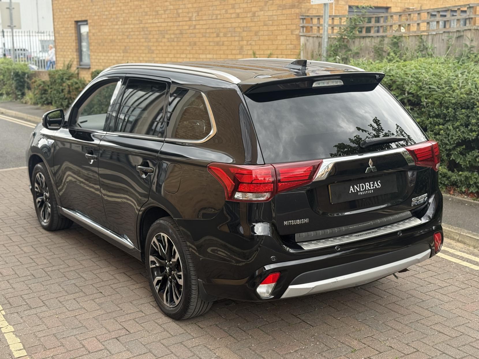 Mitsubishi Outlander 2.0h 12kWh 5hs SUV 5dr Petrol Plug-in Hybrid CVT 4WD Euro 6 (s/s) (200 ps)