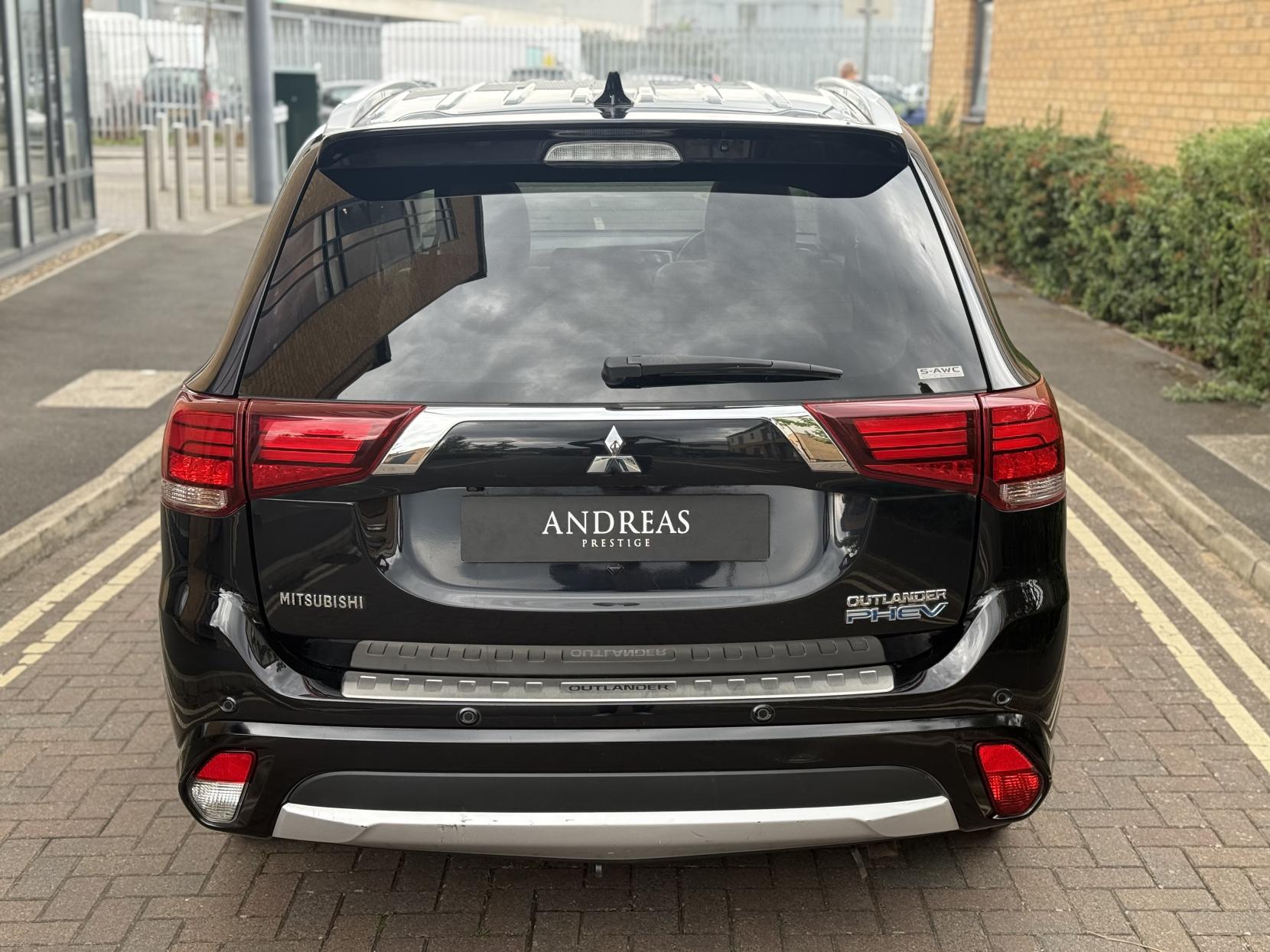 Mitsubishi Outlander 2.0h 12kWh 5hs SUV 5dr Petrol Plug-in Hybrid CVT 4WD Euro 6 (s/s) (200 ps)