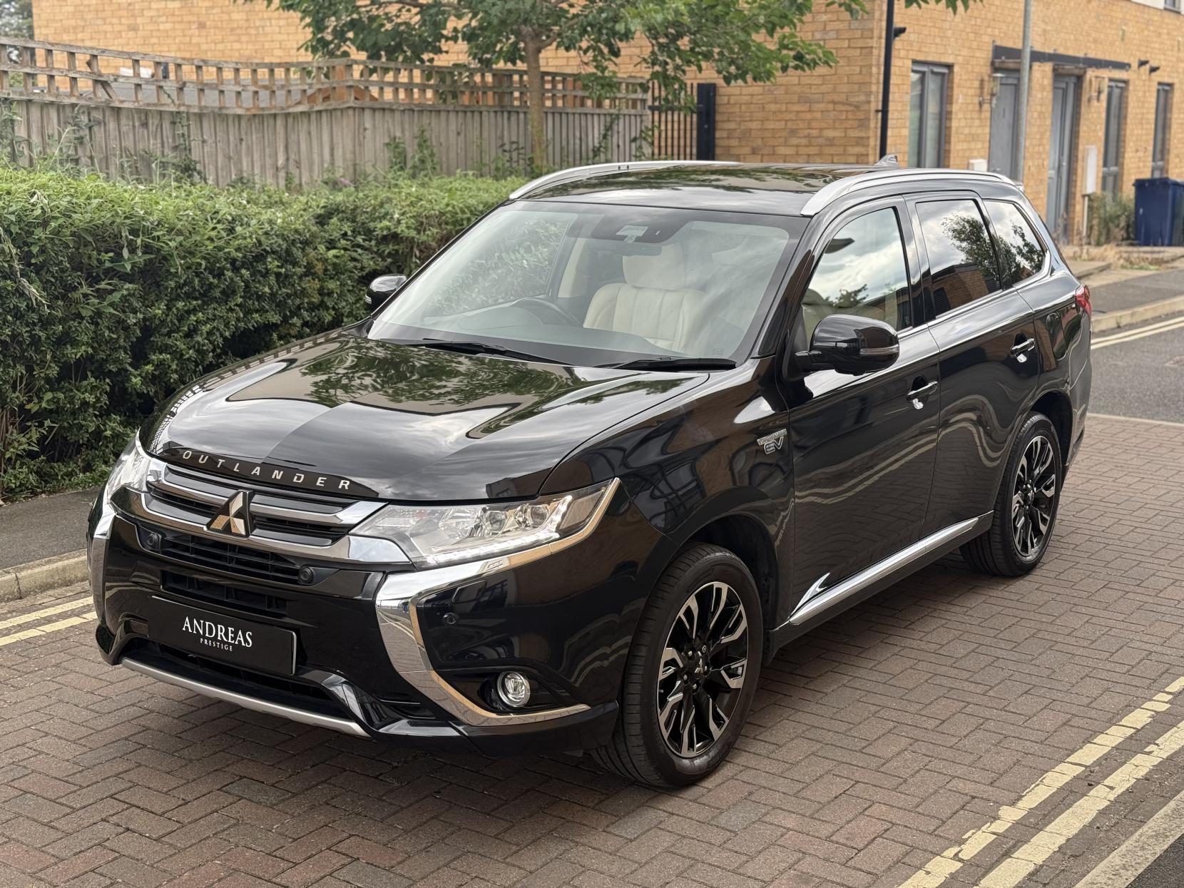 Mitsubishi Outlander 2.0h 12kWh 5hs SUV 5dr Petrol Plug-in Hybrid CVT 4WD Euro 6 (s/s) (200 ps)