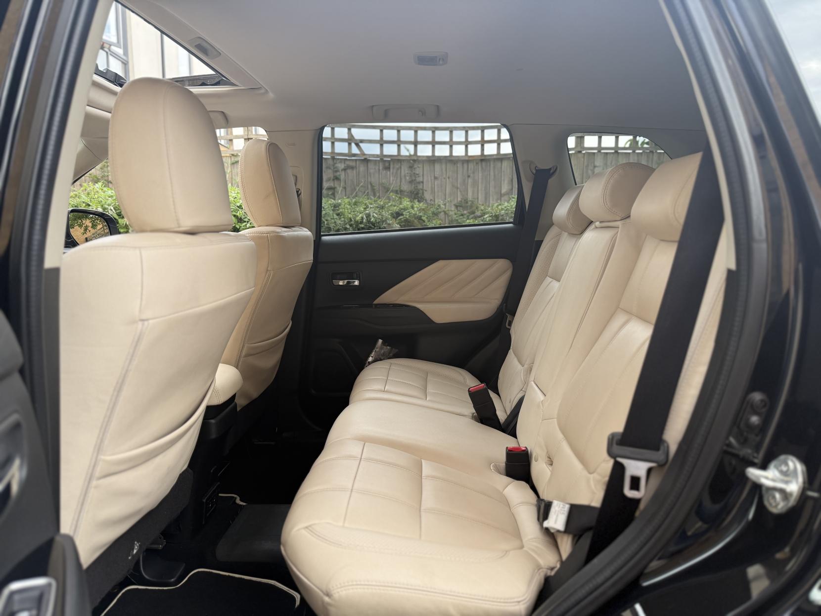 Mitsubishi Outlander 2.0h 12kWh 5hs SUV 5dr Petrol Plug-in Hybrid CVT 4WD Euro 6 (s/s) (200 ps)