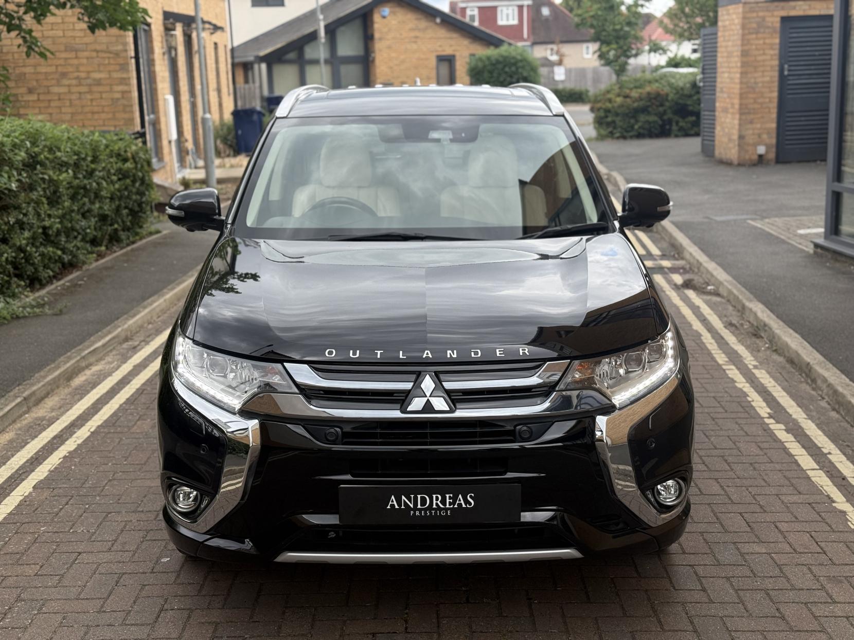 Mitsubishi Outlander 2.0h 12kWh 5hs SUV 5dr Petrol Plug-in Hybrid CVT 4WD Euro 6 (s/s) (200 ps)