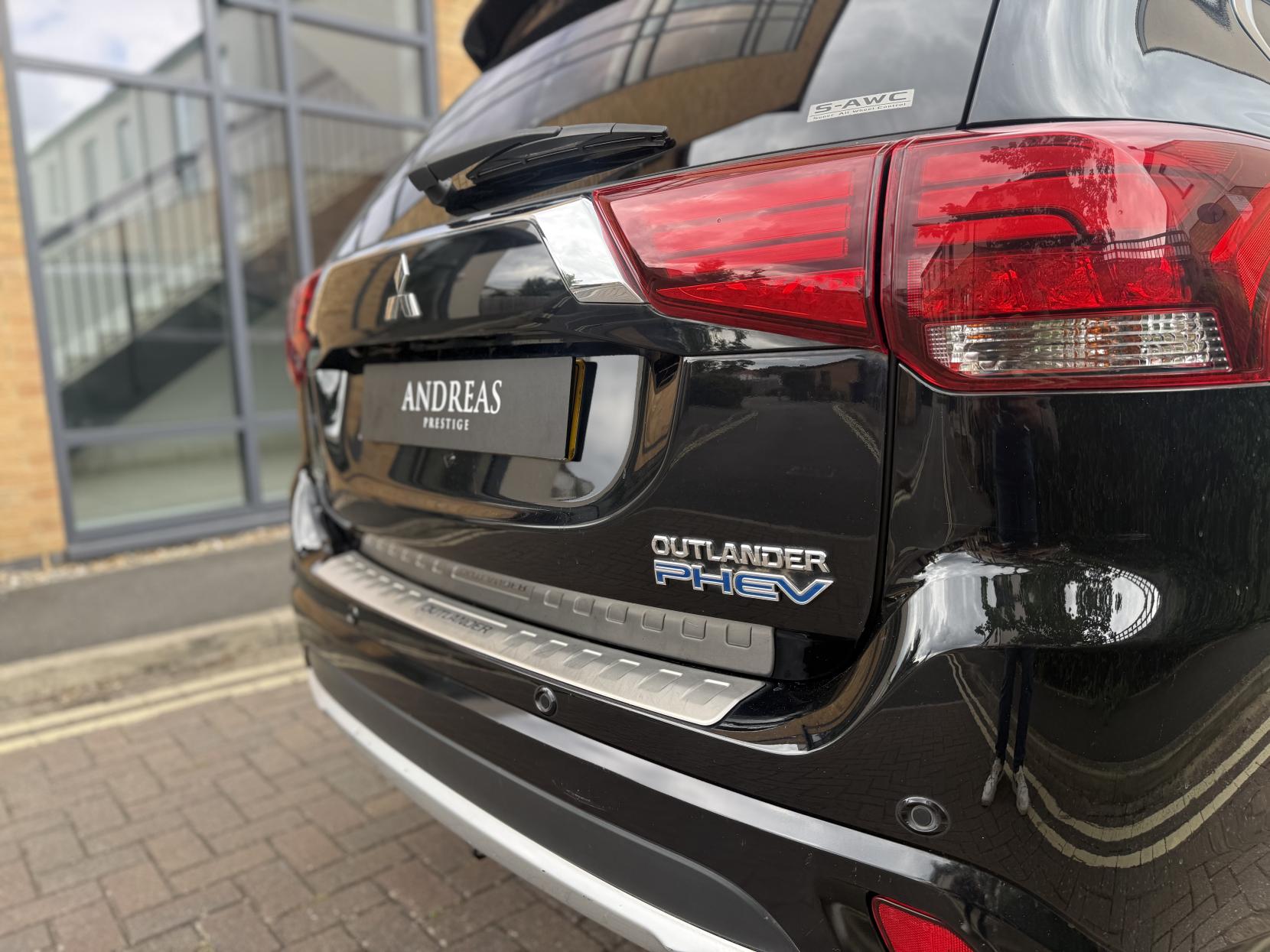 Mitsubishi Outlander 2.0h 12kWh 5hs SUV 5dr Petrol Plug-in Hybrid CVT 4WD Euro 6 (s/s) (200 ps)