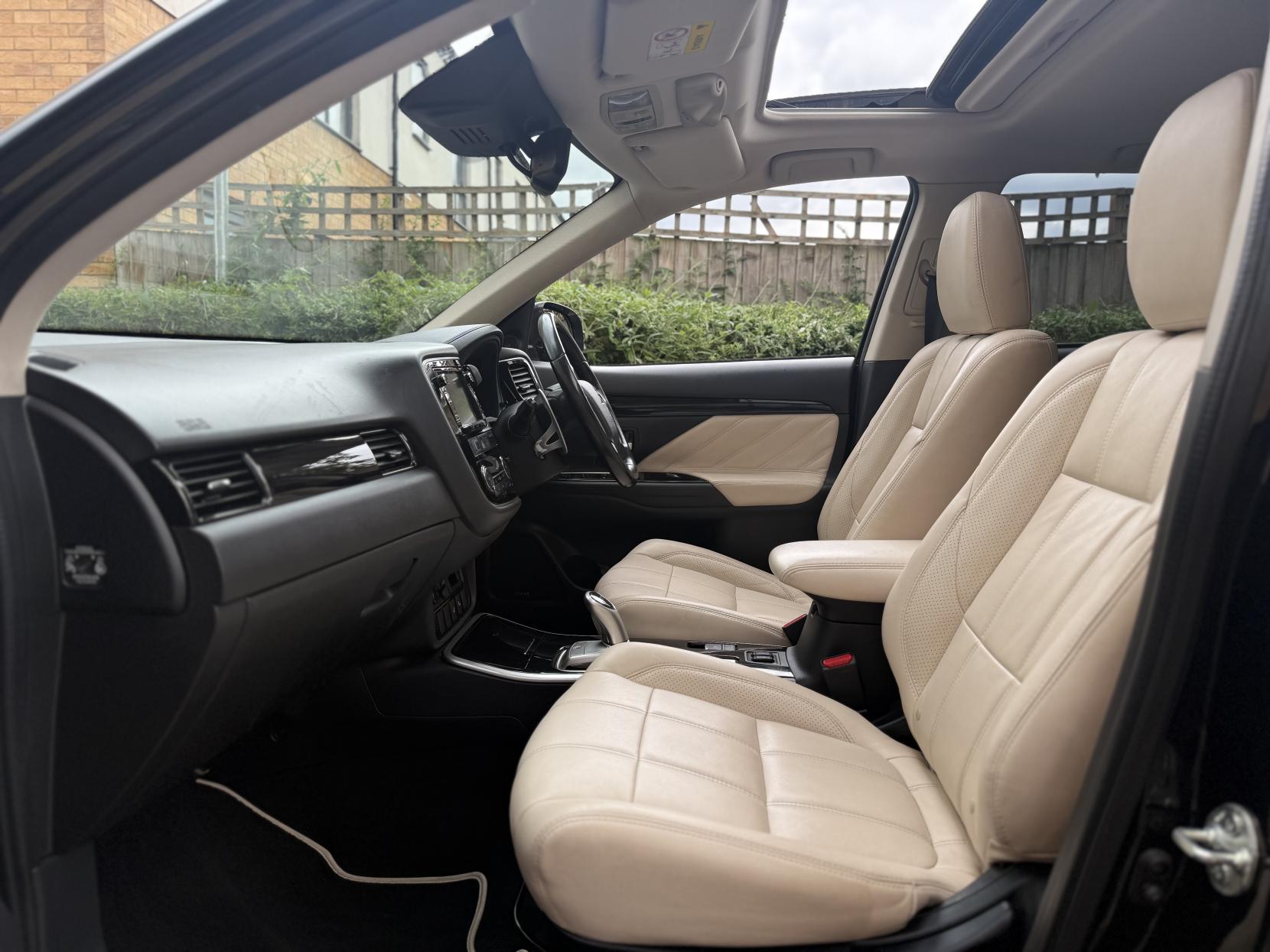 Mitsubishi Outlander 2.0h 12kWh 5hs SUV 5dr Petrol Plug-in Hybrid CVT 4WD Euro 6 (s/s) (200 ps)