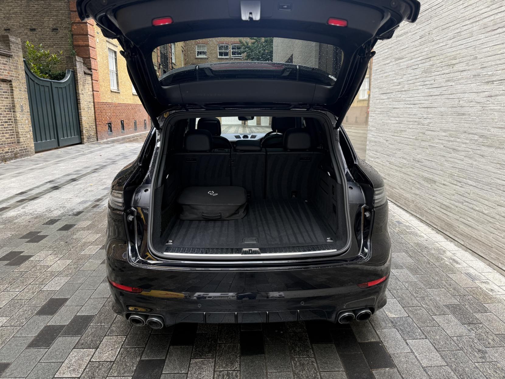 Porsche Cayenne 3.0 V6 E-Hybrid 14.1kWh SUV 5dr Petrol Plug-in Hybrid TiptronicS 4WD Euro 6 (s/s) (3.6kW Charger) (462 ps)