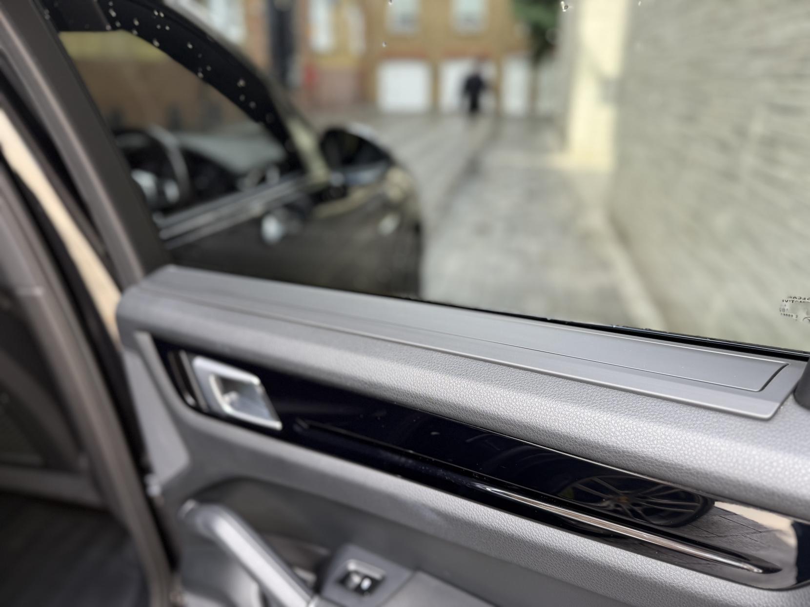Porsche Cayenne 3.0 V6 E-Hybrid 14.1kWh SUV 5dr Petrol Plug-in Hybrid TiptronicS 4WD Euro 6 (s/s) (3.6kW Charger) (462 ps)
