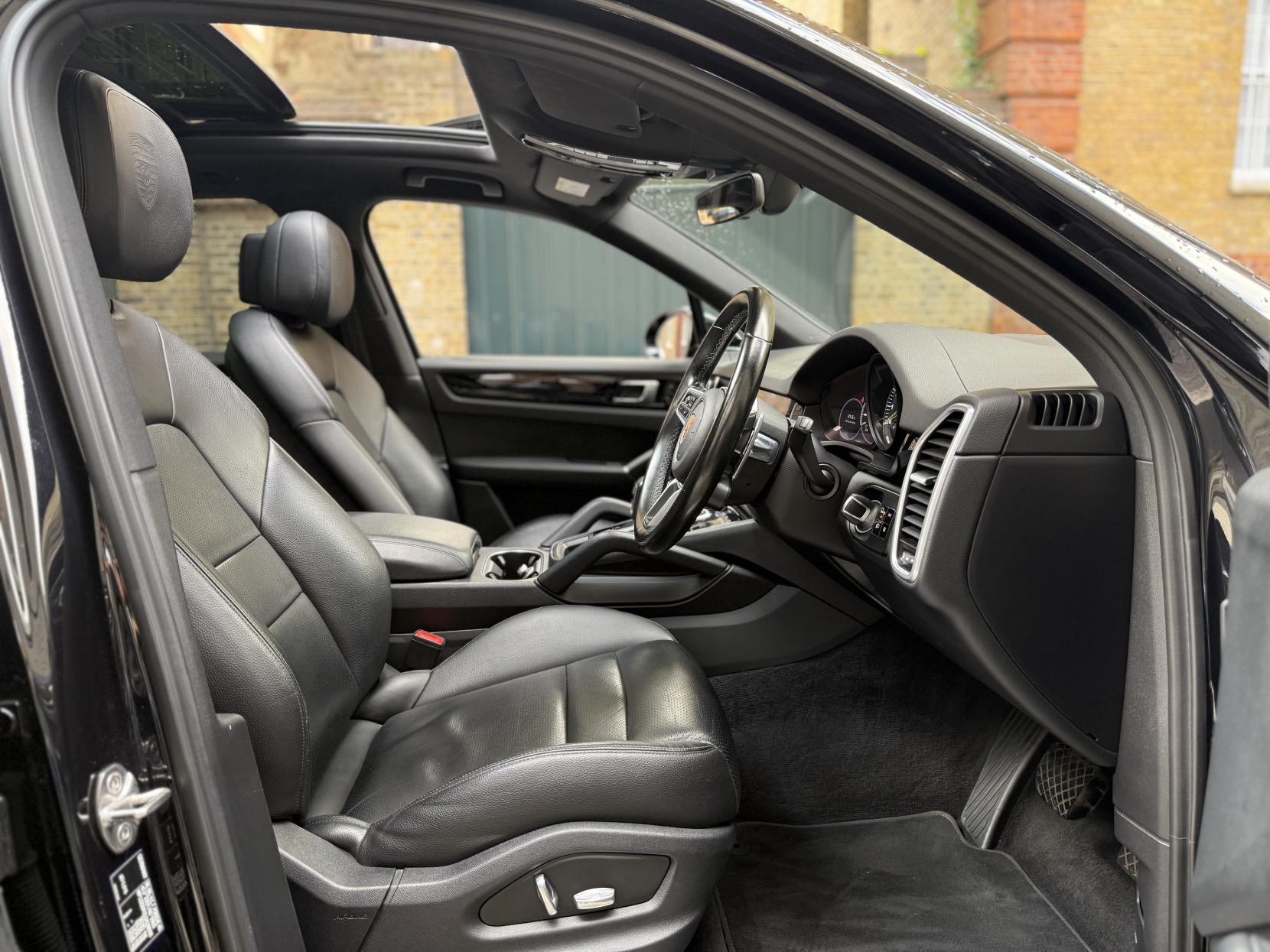 Porsche Cayenne 3.0 V6 E-Hybrid 14.1kWh SUV 5dr Petrol Plug-in Hybrid TiptronicS 4WD Euro 6 (s/s) (3.6kW Charger) (462 ps)