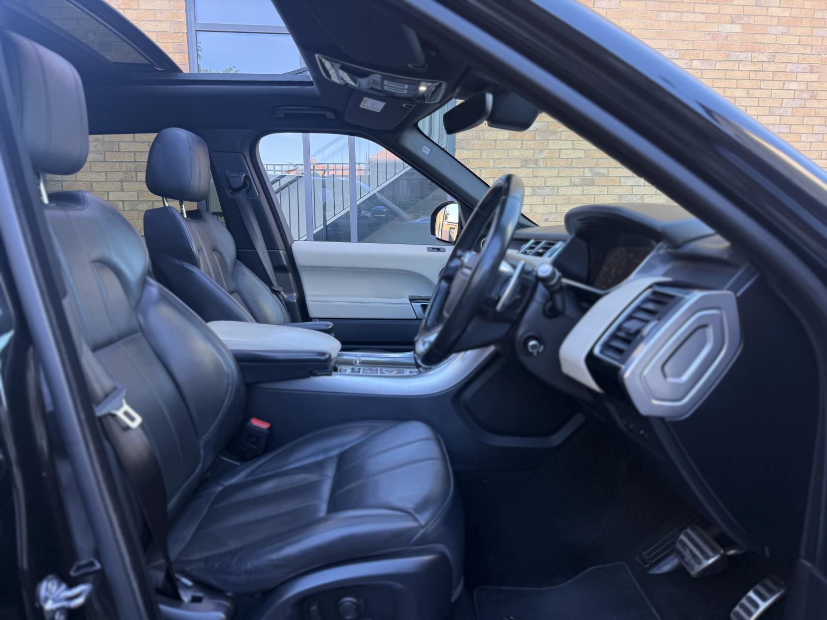 Land Rover Range Rover Sport 3.0 SD V6 HSE Dynamic SUV 5dr Diesel Auto 4WD Euro 6 (s/s) (306 ps)