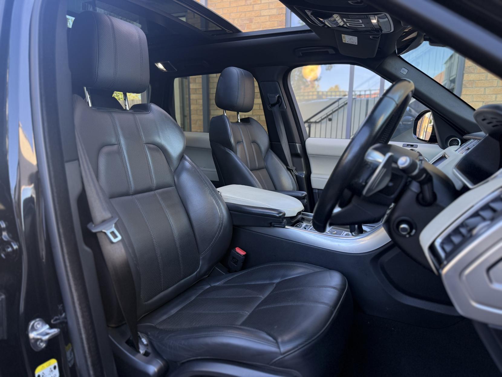 Land Rover Range Rover Sport 3.0 SD V6 HSE Dynamic SUV 5dr Diesel Auto 4WD Euro 6 (s/s) (306 ps)
