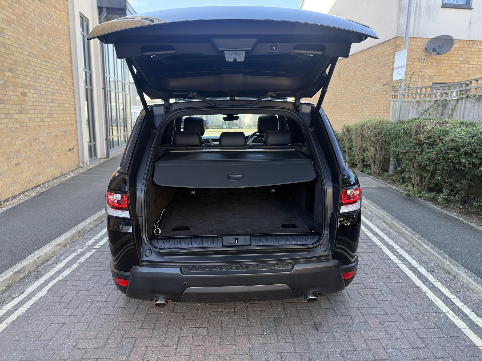 Land Rover Range Rover Sport 3.0 SD V6 HSE Dynamic SUV 5dr Diesel Auto 4WD Euro 6 (s/s) (306 ps)