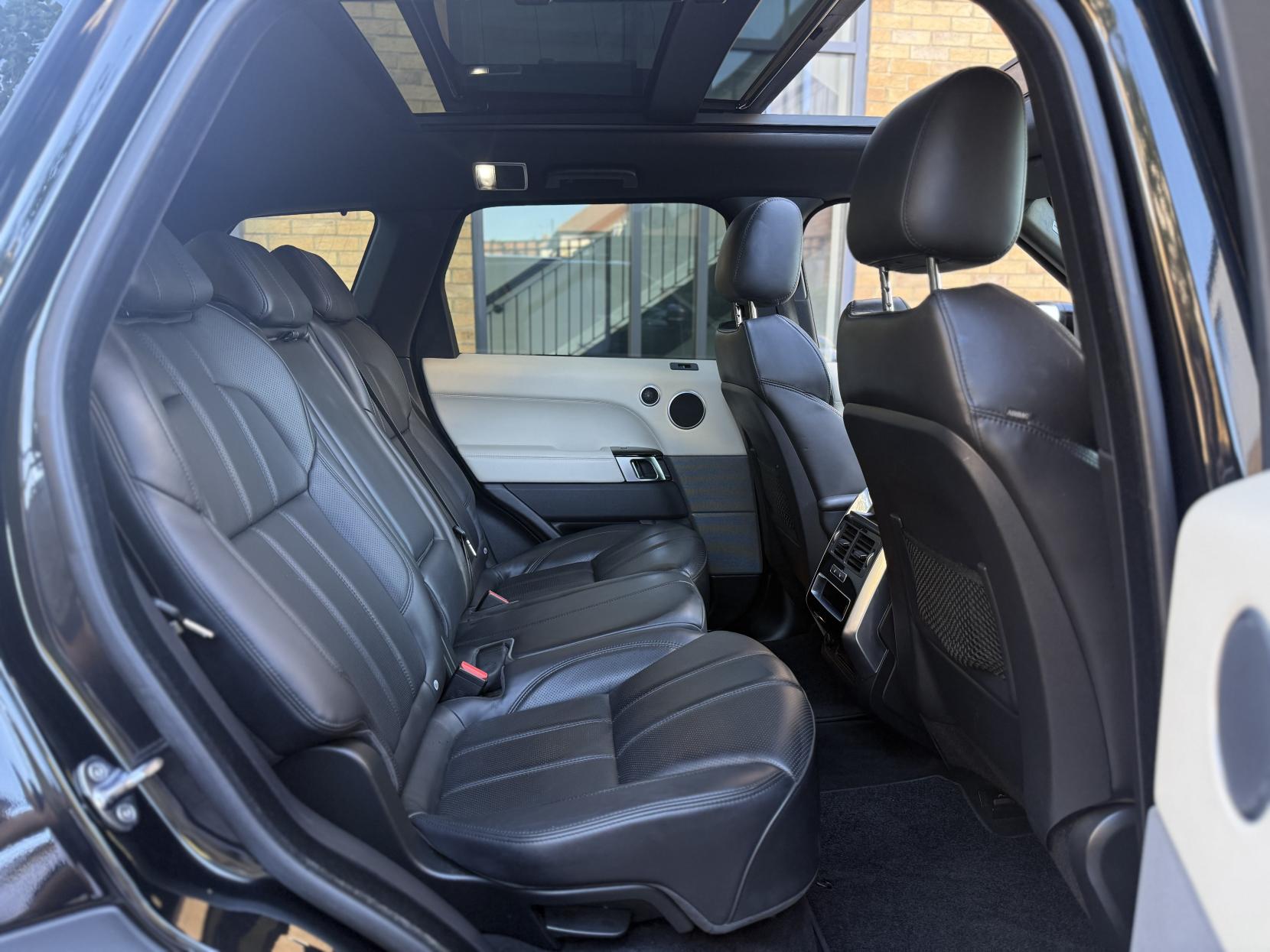 Land Rover Range Rover Sport 3.0 SD V6 HSE Dynamic SUV 5dr Diesel Auto 4WD Euro 6 (s/s) (306 ps)