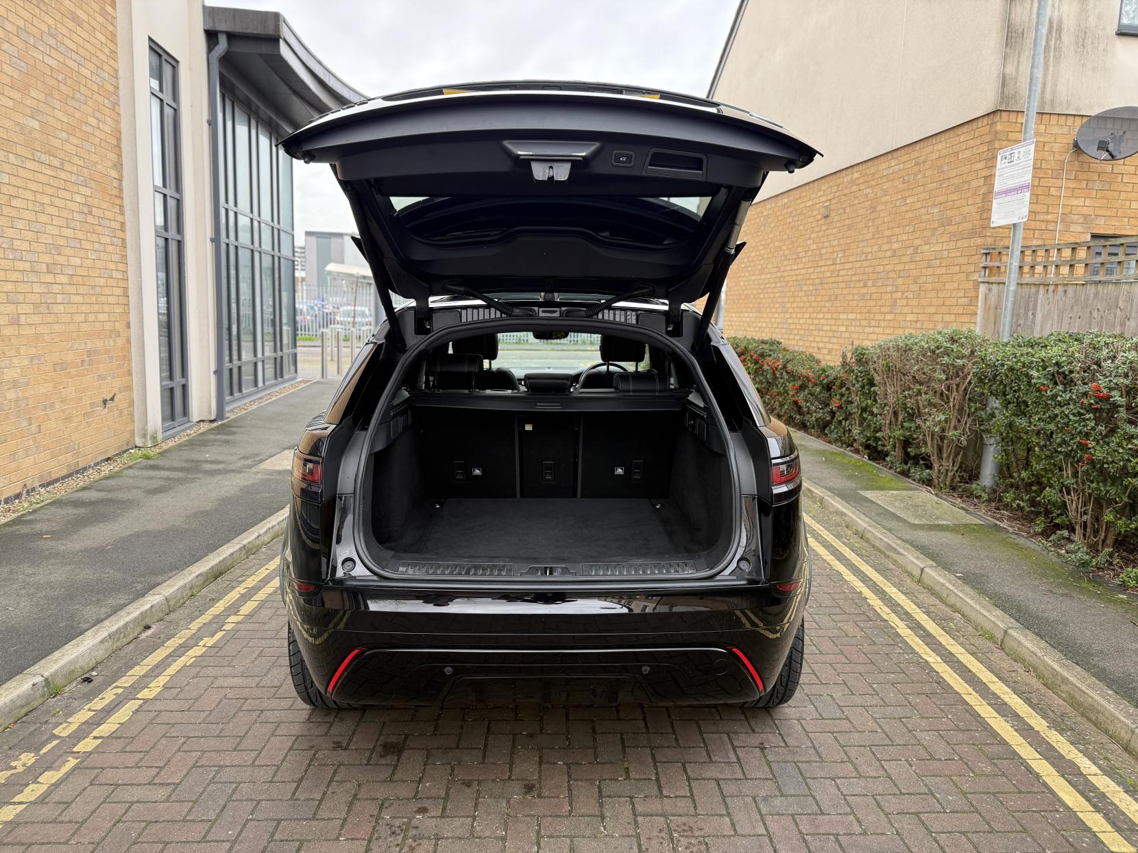 Land Rover Range Rover Velar 2.0 P250 R-Dynamic SE SUV 5dr Petrol Auto 4WD Euro 6 (s/s) (250 bhp)