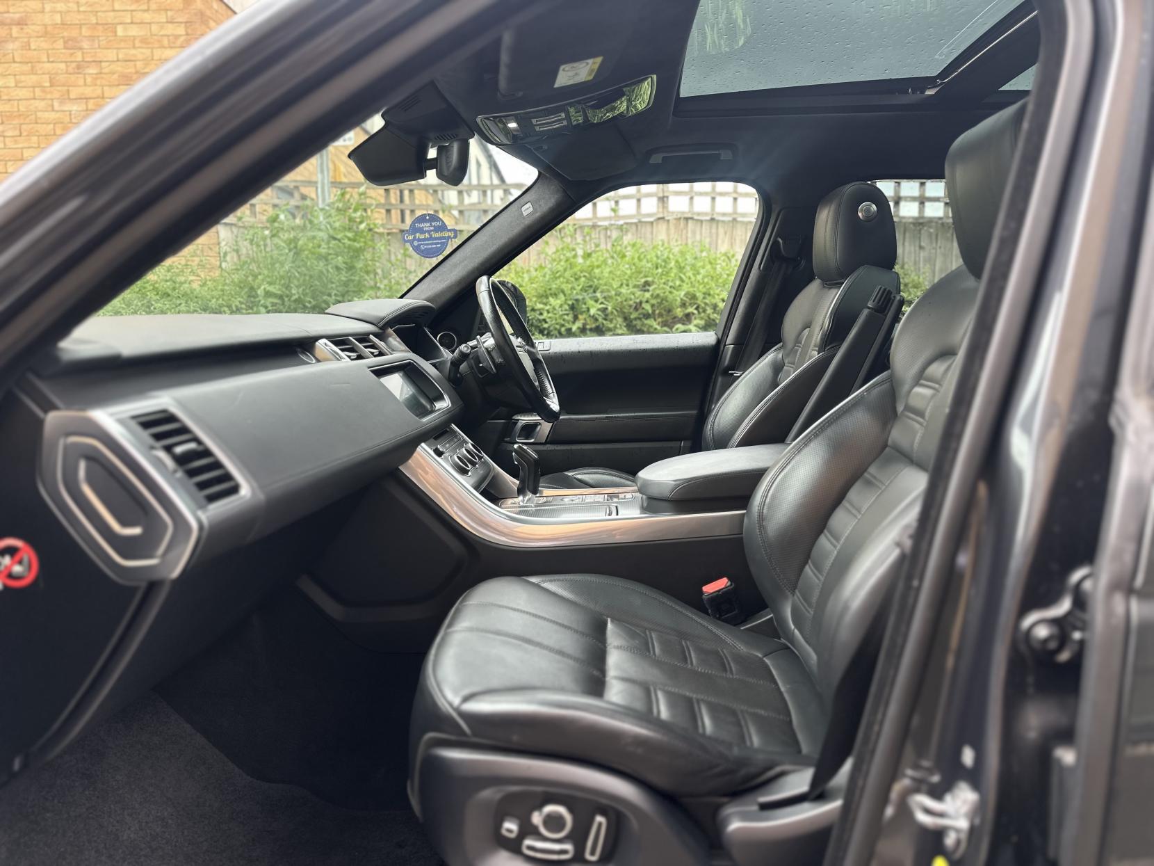 Land Rover Range Rover Sport 3.0 SD V6 Autobiography Dynamic SUV 5dr Diesel Auto 4WD Euro 6 (s/s) (306 ps)