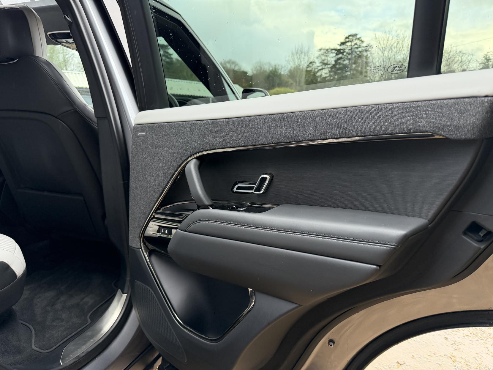 Land Rover Range Rover Sport 3.0 D300 MHEV Dynamic SE SUV 5dr Diesel Auto 4WD Euro 6 (s/s) (300 ps)