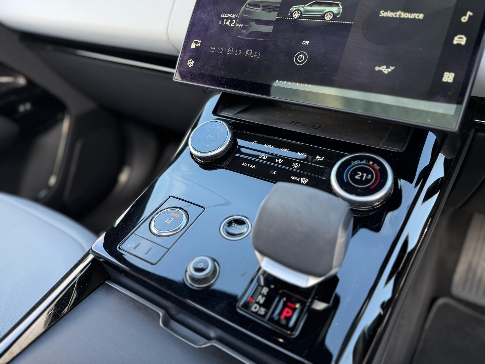 Land Rover Range Rover Sport 3.0 D300 MHEV Dynamic SE SUV 5dr Diesel Auto 4WD Euro 6 (s/s) (300 ps)