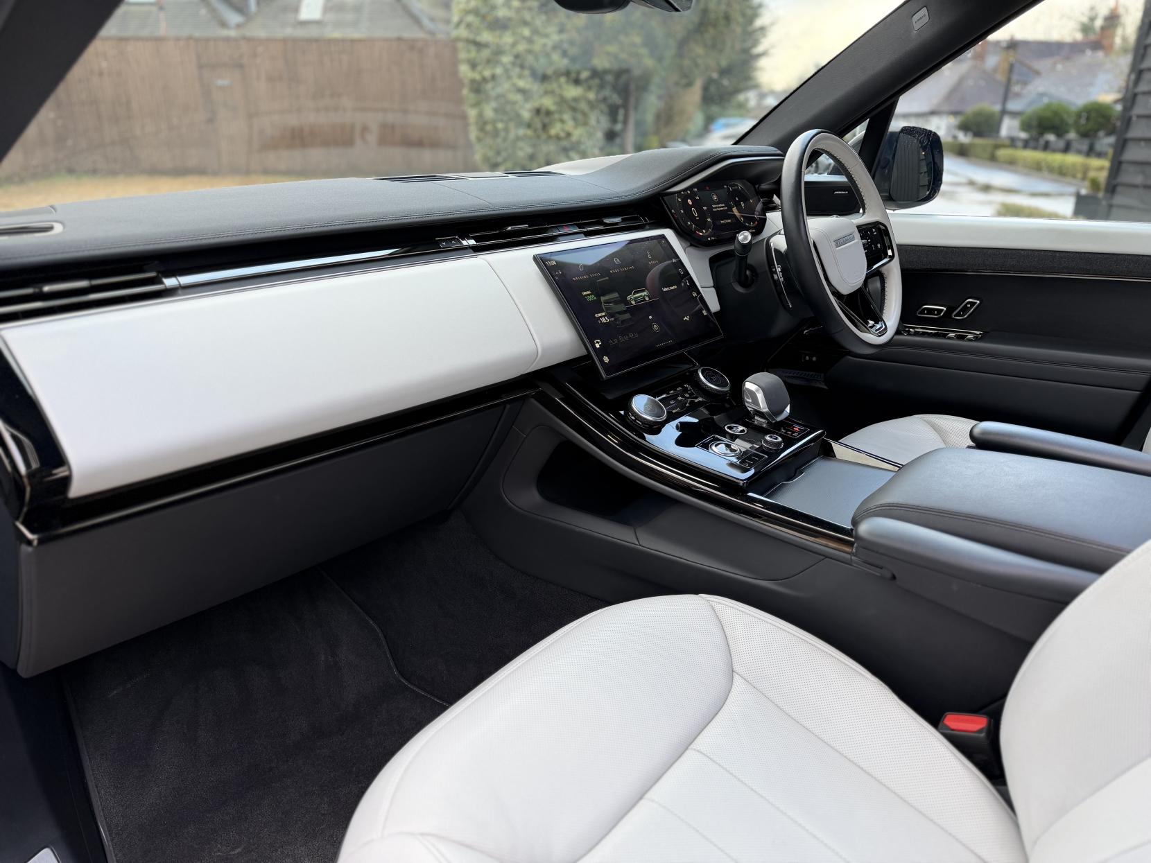 Land Rover Range Rover Sport 3.0 D300 MHEV Dynamic SE SUV 5dr Diesel Auto 4WD Euro 6 (s/s) (300 ps)