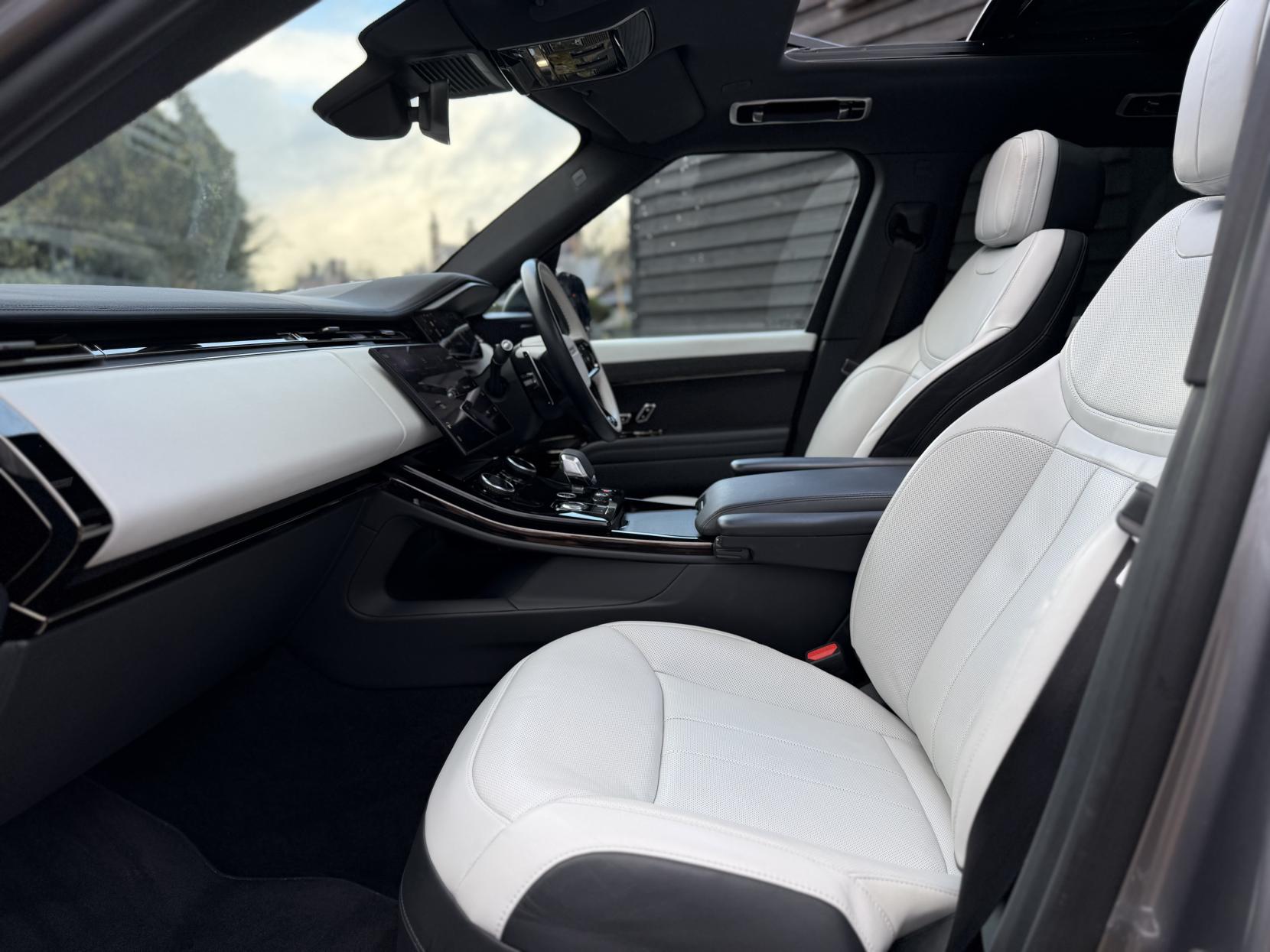 Land Rover Range Rover Sport 3.0 D300 MHEV Dynamic SE SUV 5dr Diesel Auto 4WD Euro 6 (s/s) (300 ps)