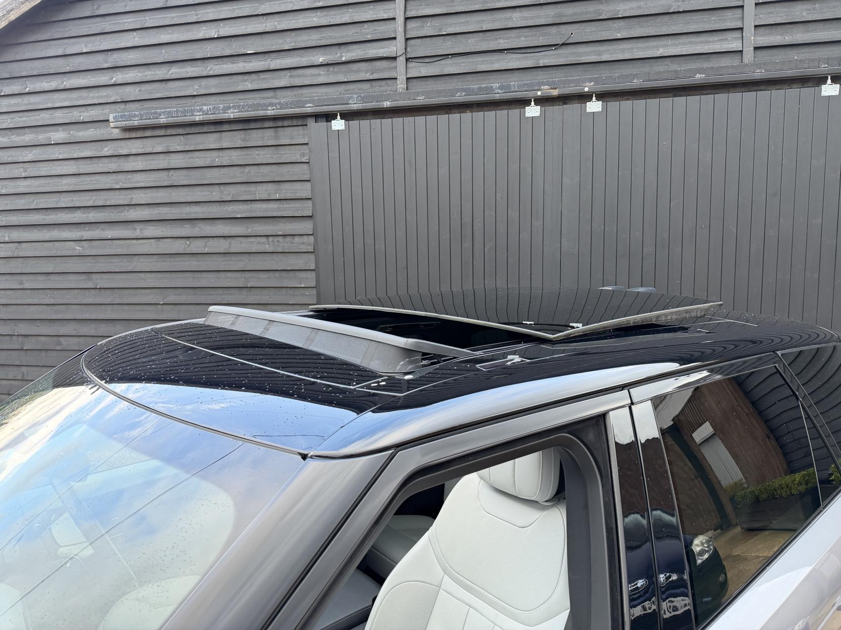 Land Rover Range Rover Sport 3.0 D300 MHEV Dynamic SE SUV 5dr Diesel Auto 4WD Euro 6 (s/s) (300 ps)