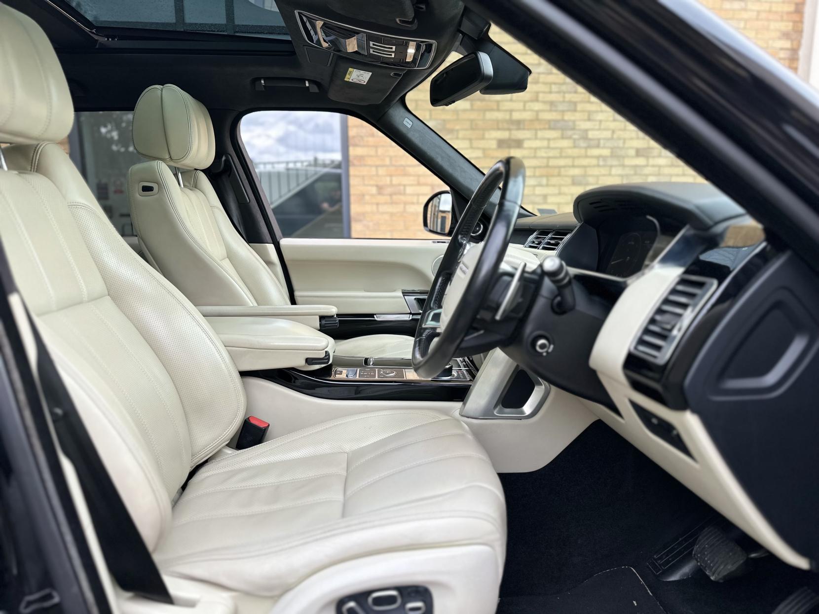 Land Rover Range Rover 4.4 SD V8 Autobiography SUV 5dr Diesel Auto 4WD Euro 5 (339 ps)