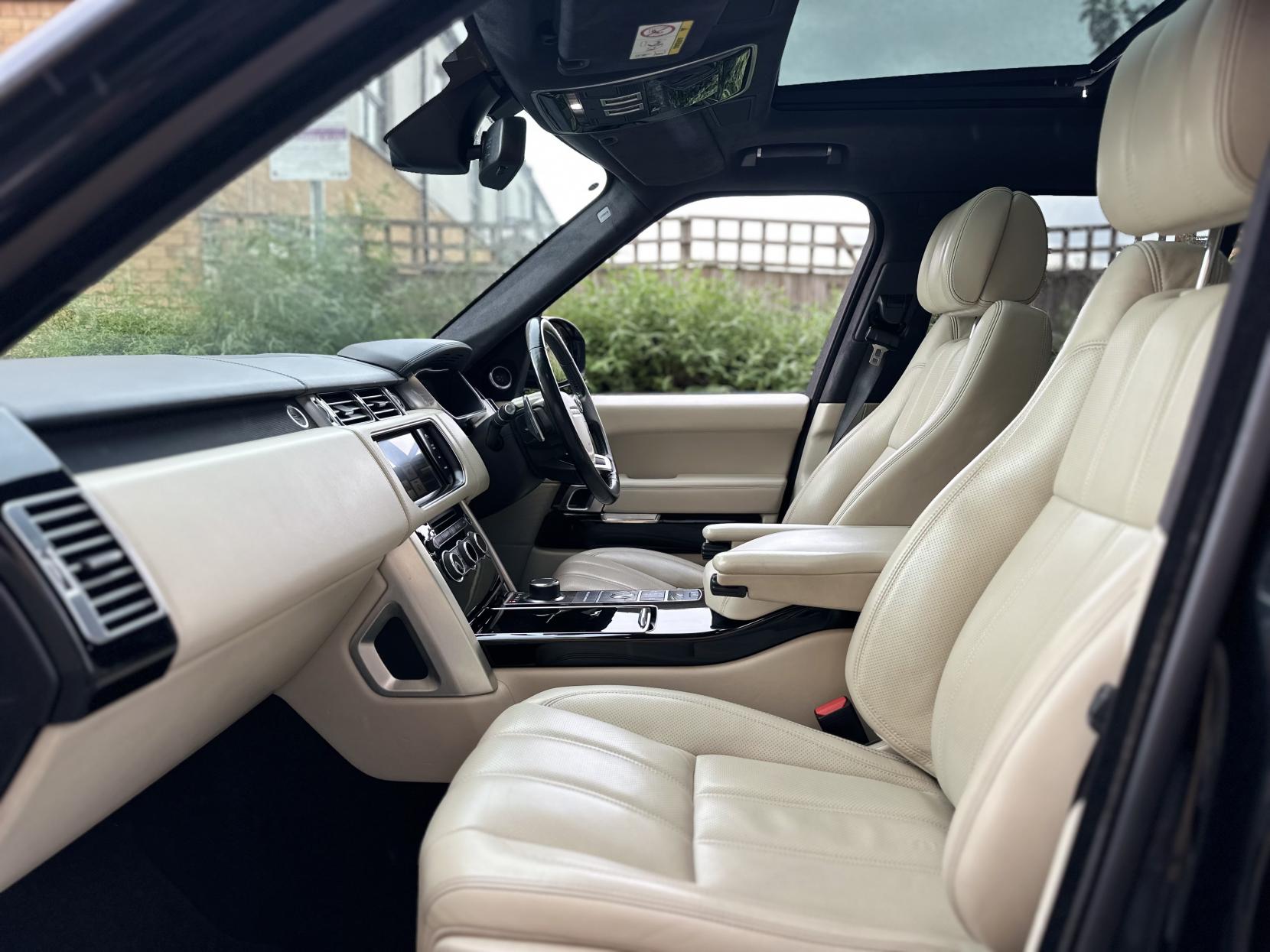 Land Rover Range Rover 4.4 SD V8 Autobiography SUV 5dr Diesel Auto 4WD Euro 5 (339 ps)