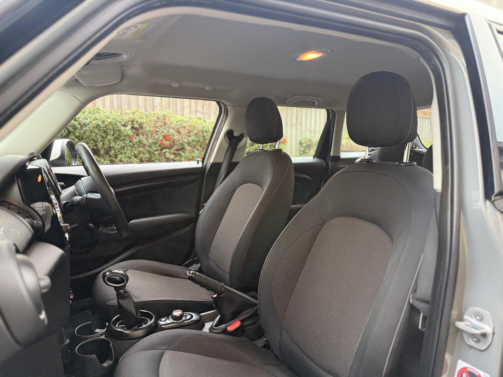 MINI Hatch 1.5 Cooper Hatchback 5dr Petrol Auto Euro 6 (s/s) (136 ps)