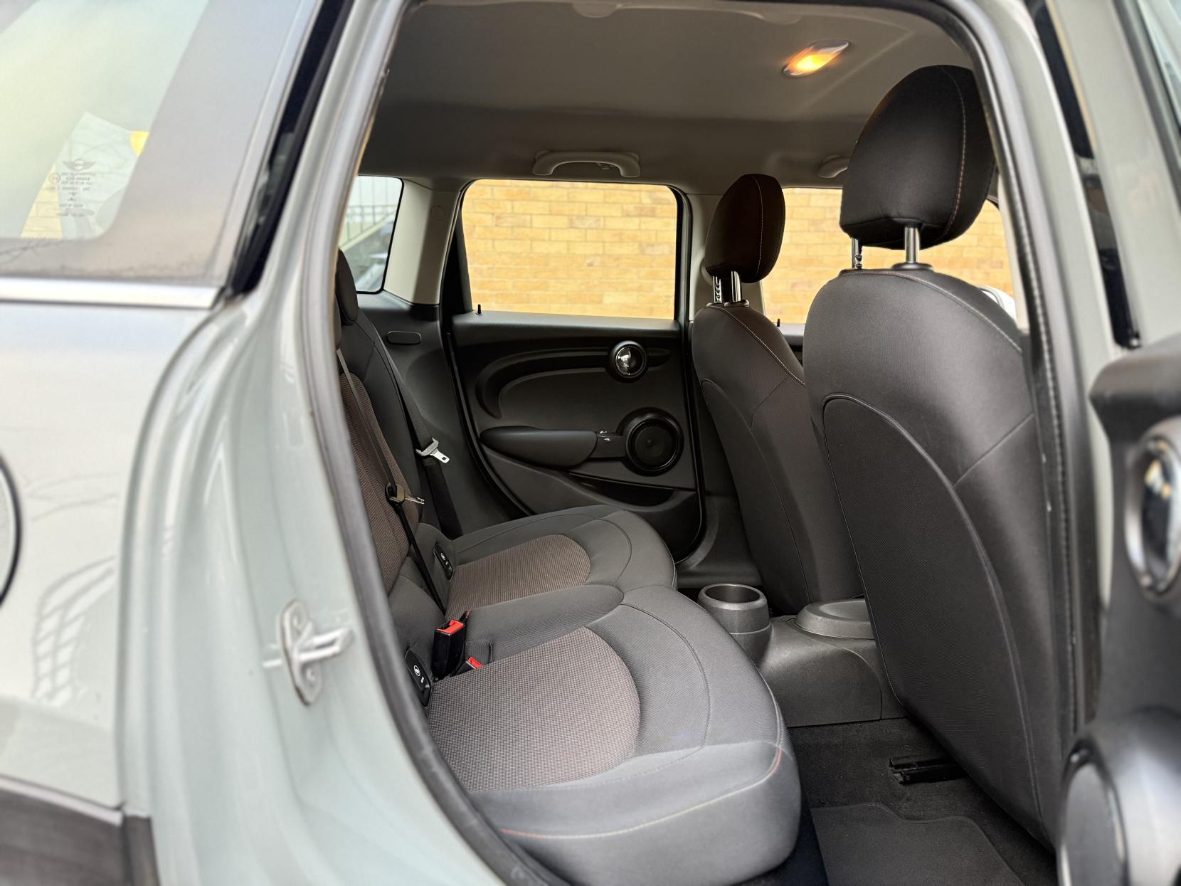 MINI Hatch 1.5 Cooper Hatchback 5dr Petrol Auto Euro 6 (s/s) (136 ps)