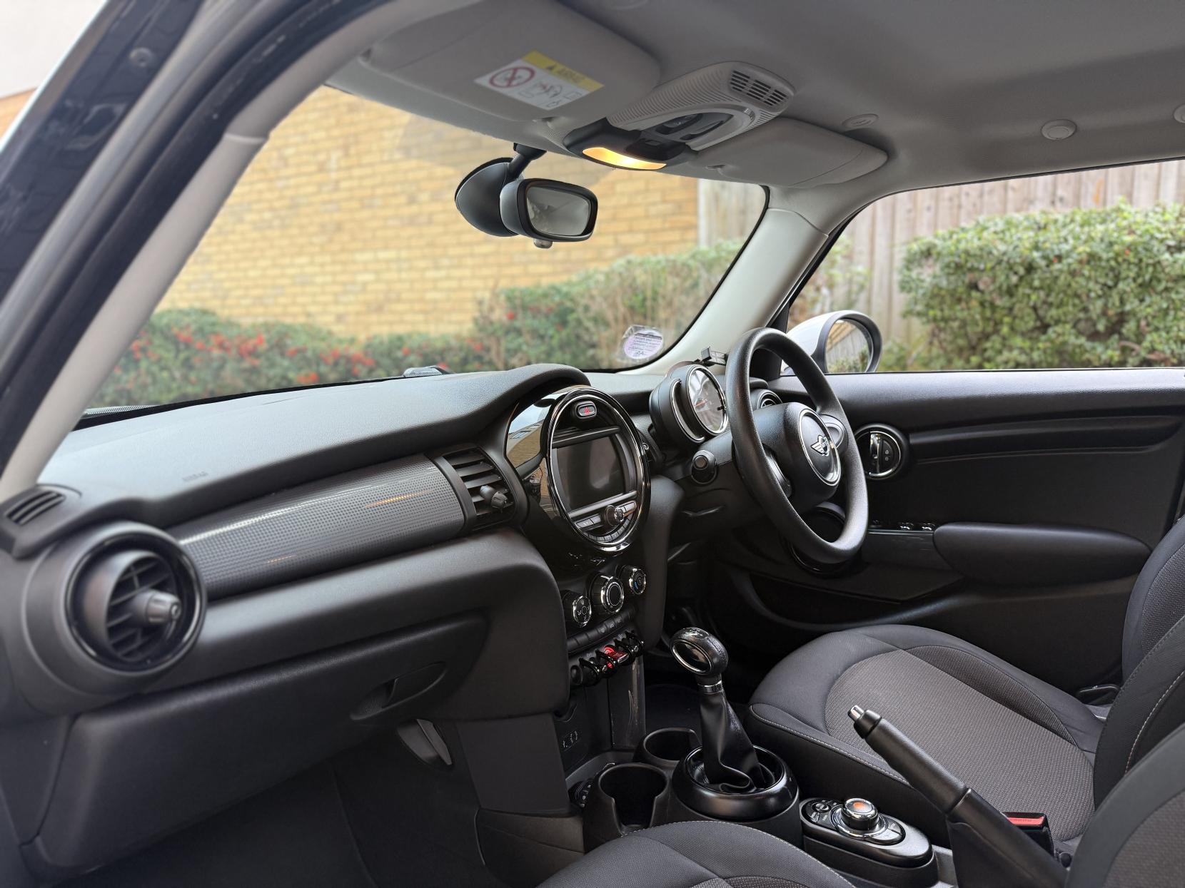 MINI Hatch 1.5 Cooper Hatchback 5dr Petrol Auto Euro 6 (s/s) (136 ps)