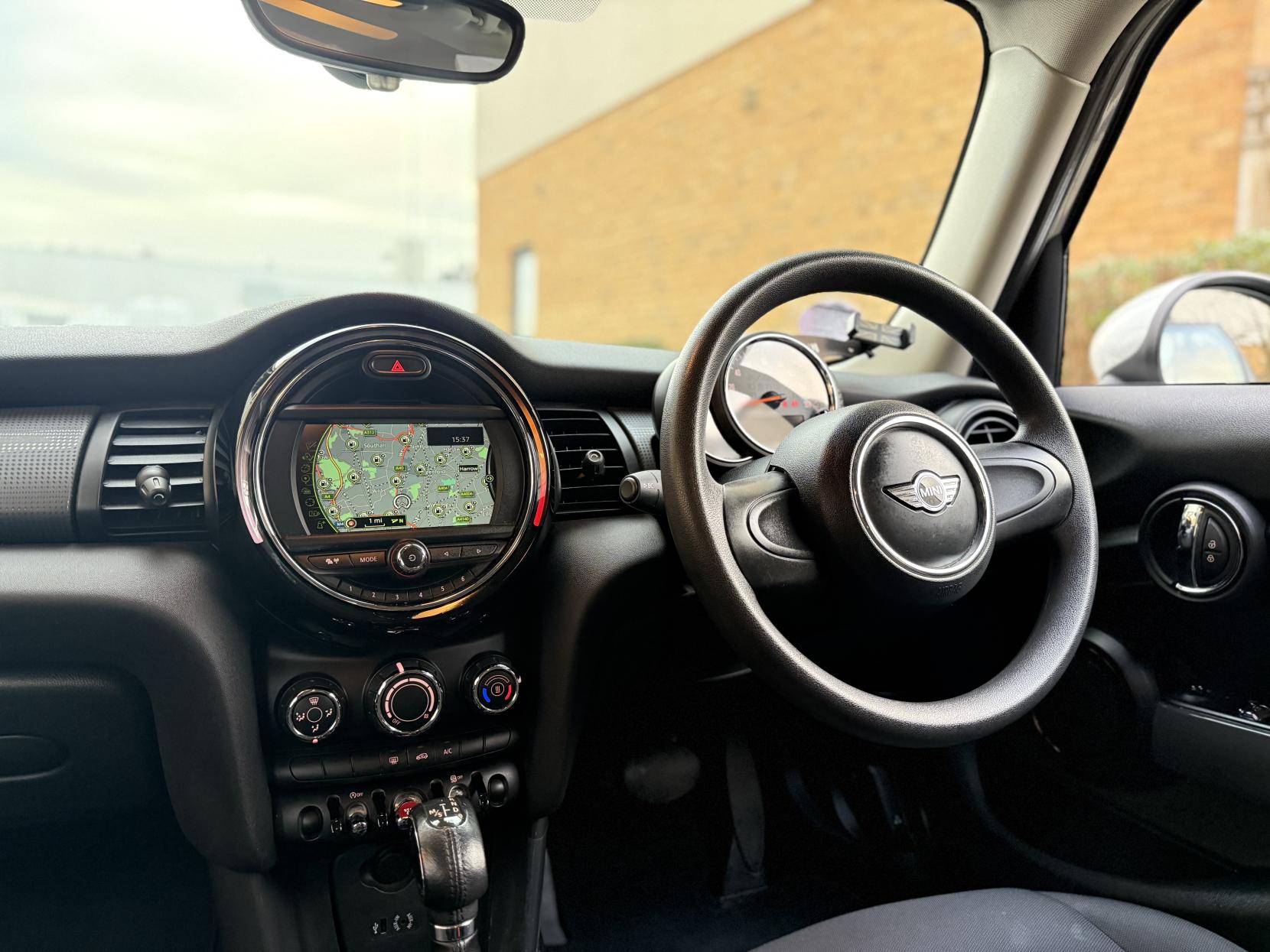 MINI Hatch 1.5 Cooper Hatchback 5dr Petrol Auto Euro 6 (s/s) (136 ps)