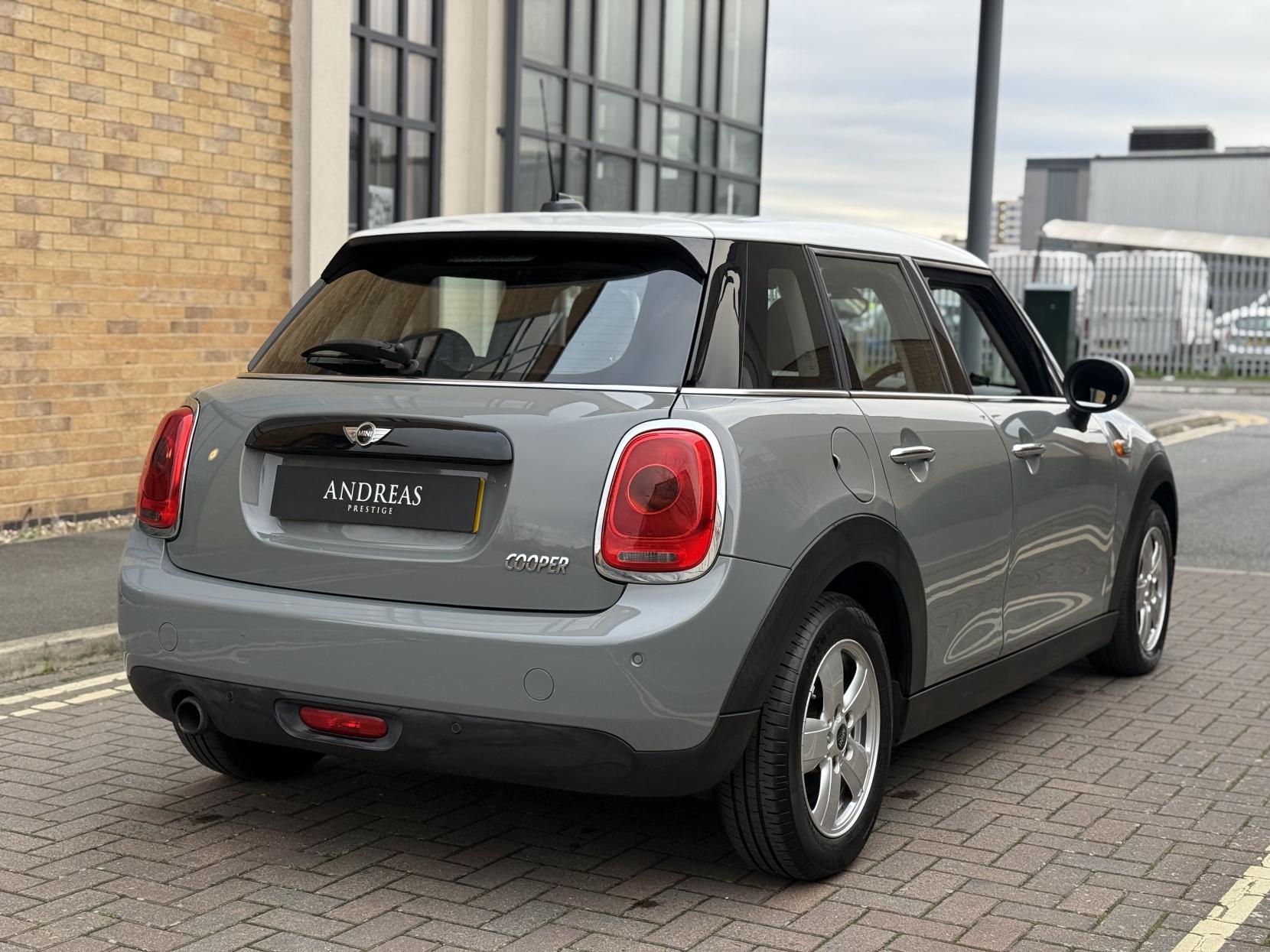 MINI Hatch 1.5 Cooper Hatchback 5dr Petrol Auto Euro 6 (s/s) (136 ps)