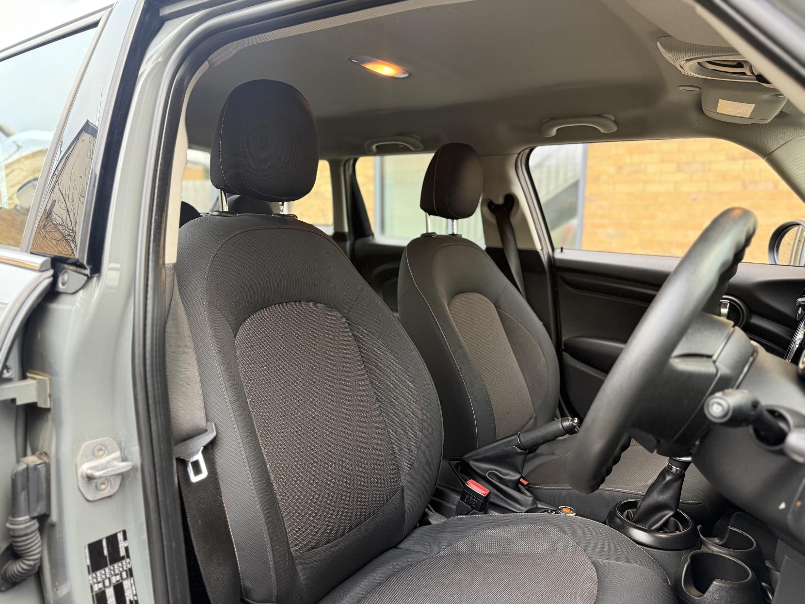 MINI Hatch 1.5 Cooper Hatchback 5dr Petrol Auto Euro 6 (s/s) (136 ps)