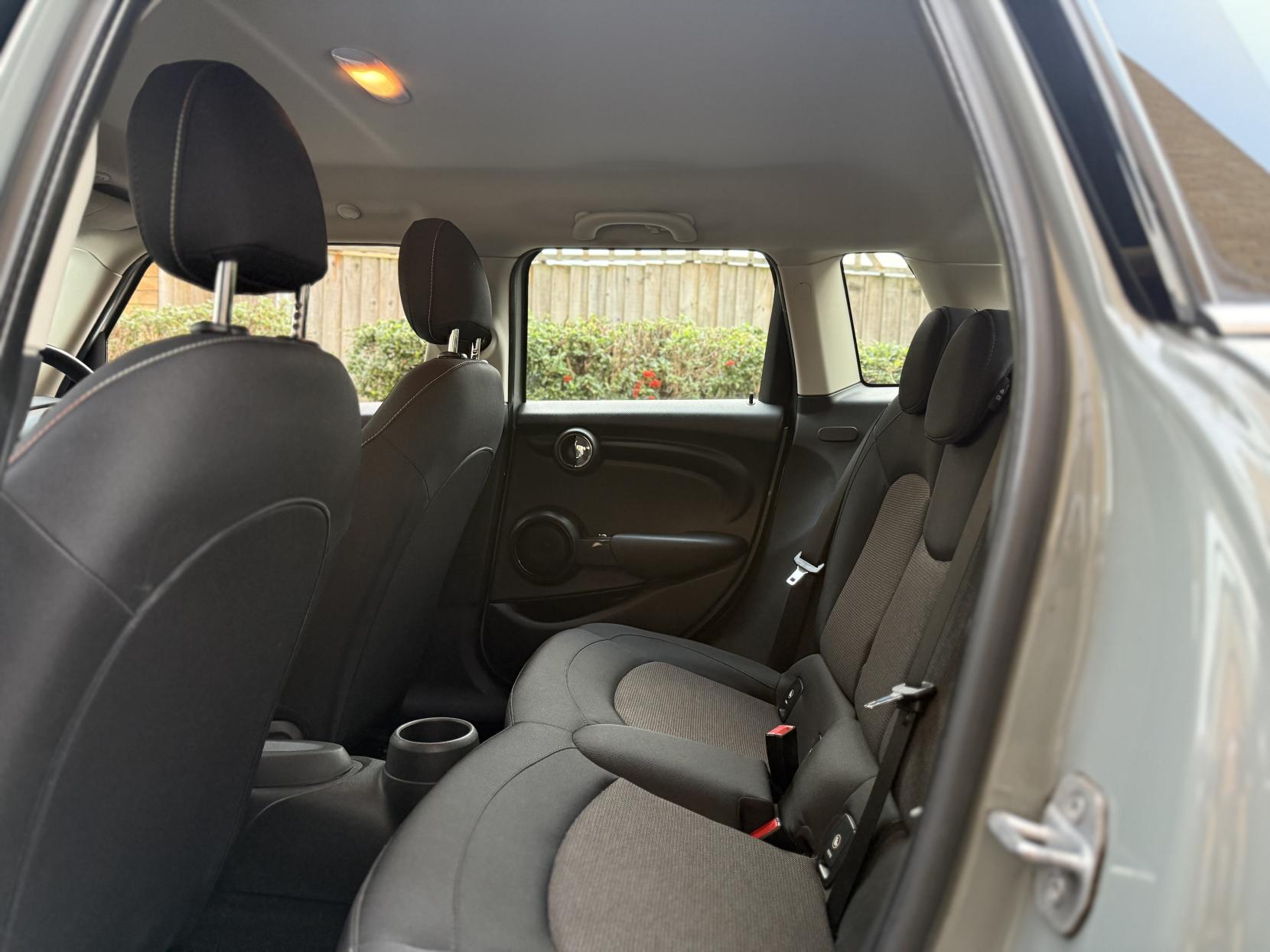 MINI Hatch 1.5 Cooper Hatchback 5dr Petrol Auto Euro 6 (s/s) (136 ps)